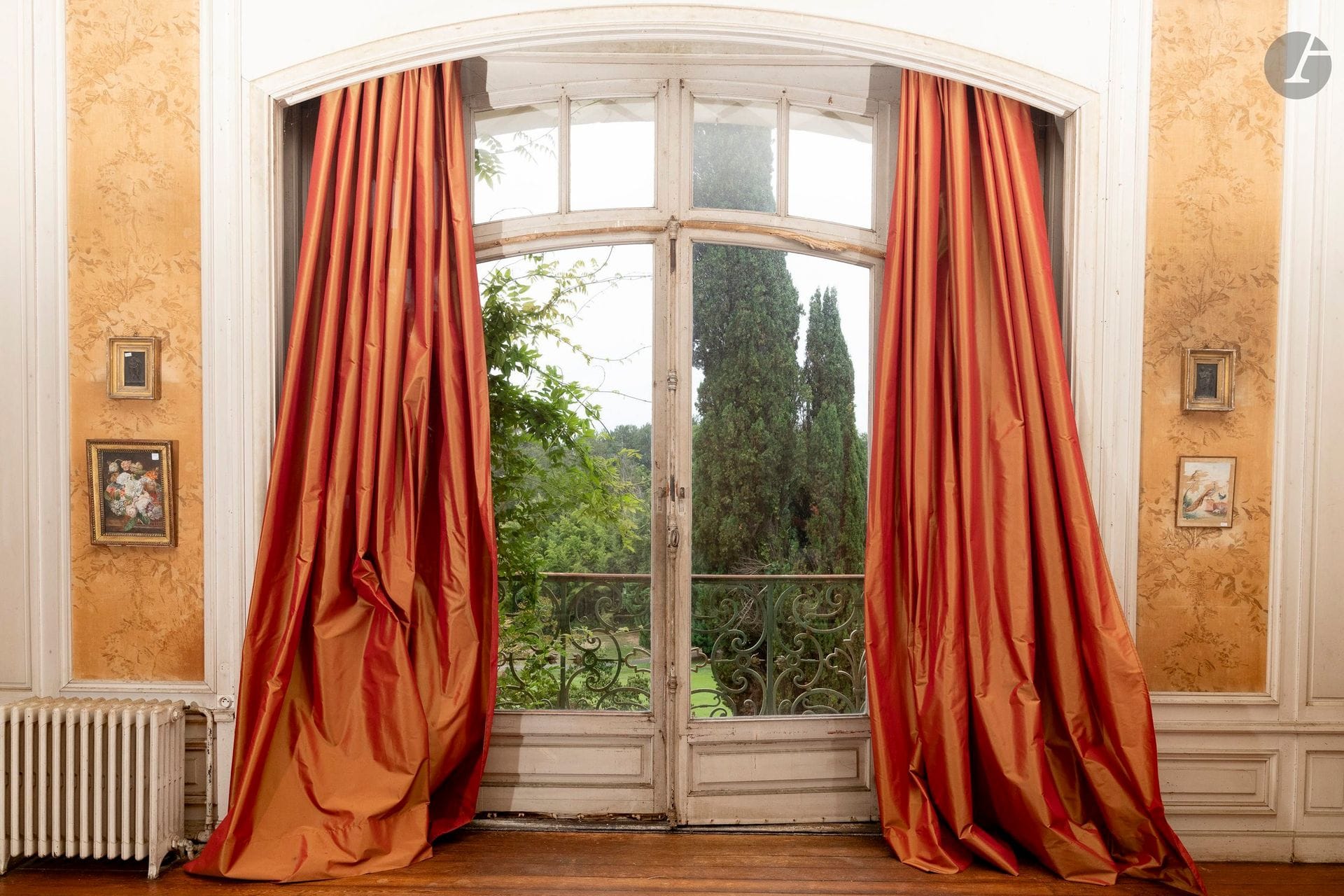 Deux paires de rideaux en soie orange. 
H. : 320 cm
(Lot vendu en l'état). 

Le démontage et la manutention sont sous la responsabilité et la charge de l’acheteur.