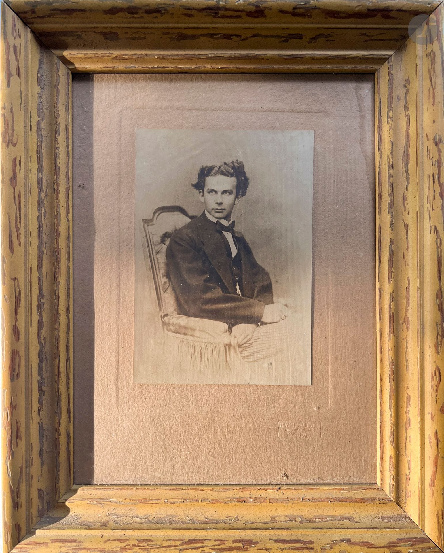 Photographie encadrée du roi Louis II de Bavière. 
H. : 14 cm - L. : 10 cm
(Lot vendu en l'état).

Ce lot provient du bureau rouge du château d'Arcangues.