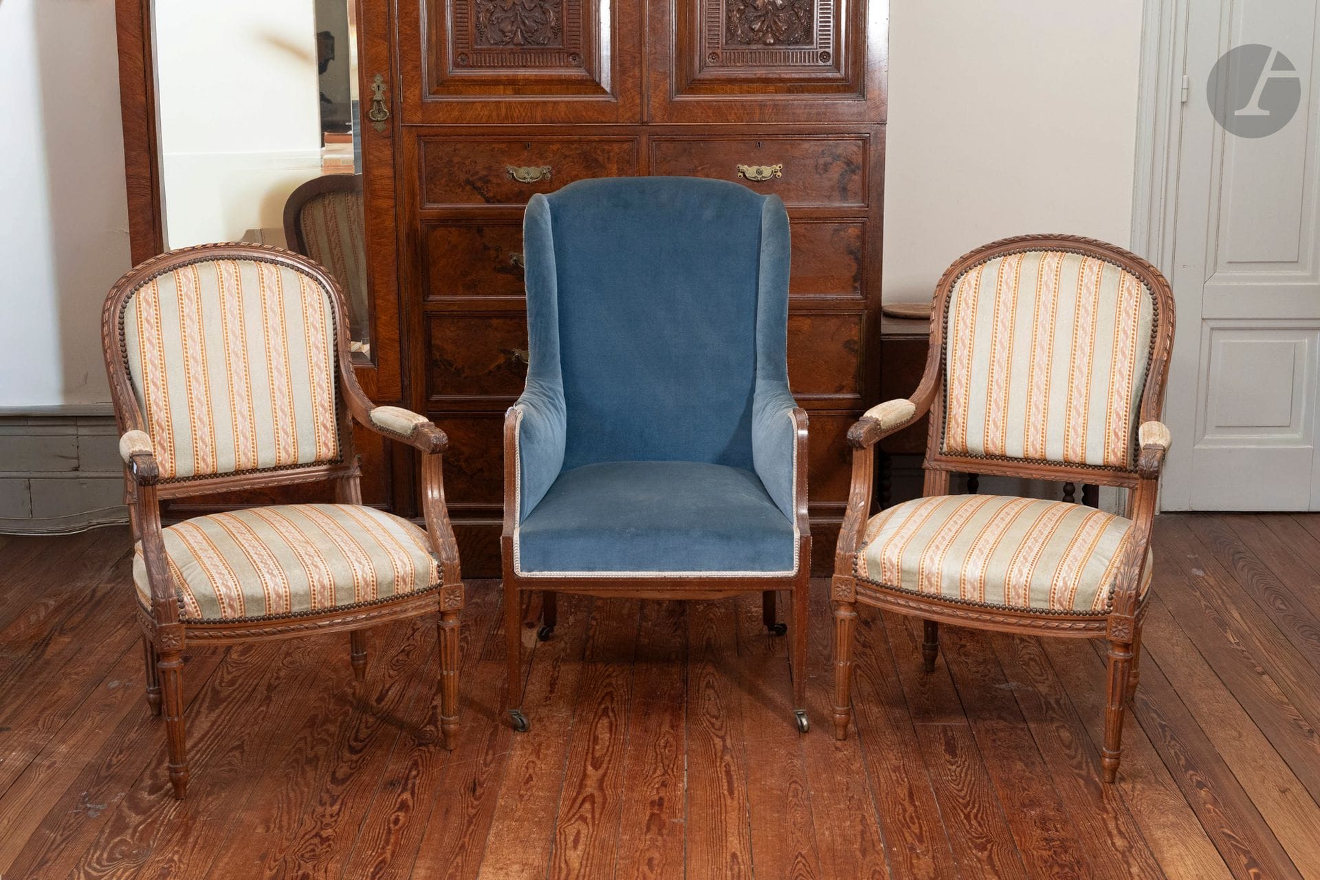 Paire de fauteuils à la reine en bois mouluré et sculpté à décor de rubans et feuillage, piétement fuselé garni de motifs à décor de frises de rubans et perles.
Style Louis XVI. 

On y joint  : 
- Une bergère sur pieds à roulettes garnie de velours bleu, 
- Une bergère à dossier chapeau de gendarme en bois mouluré sculpté et peint en blanc garni de tissu beige. 
(Manques à la peinture, taches, lot vendu en l'état).