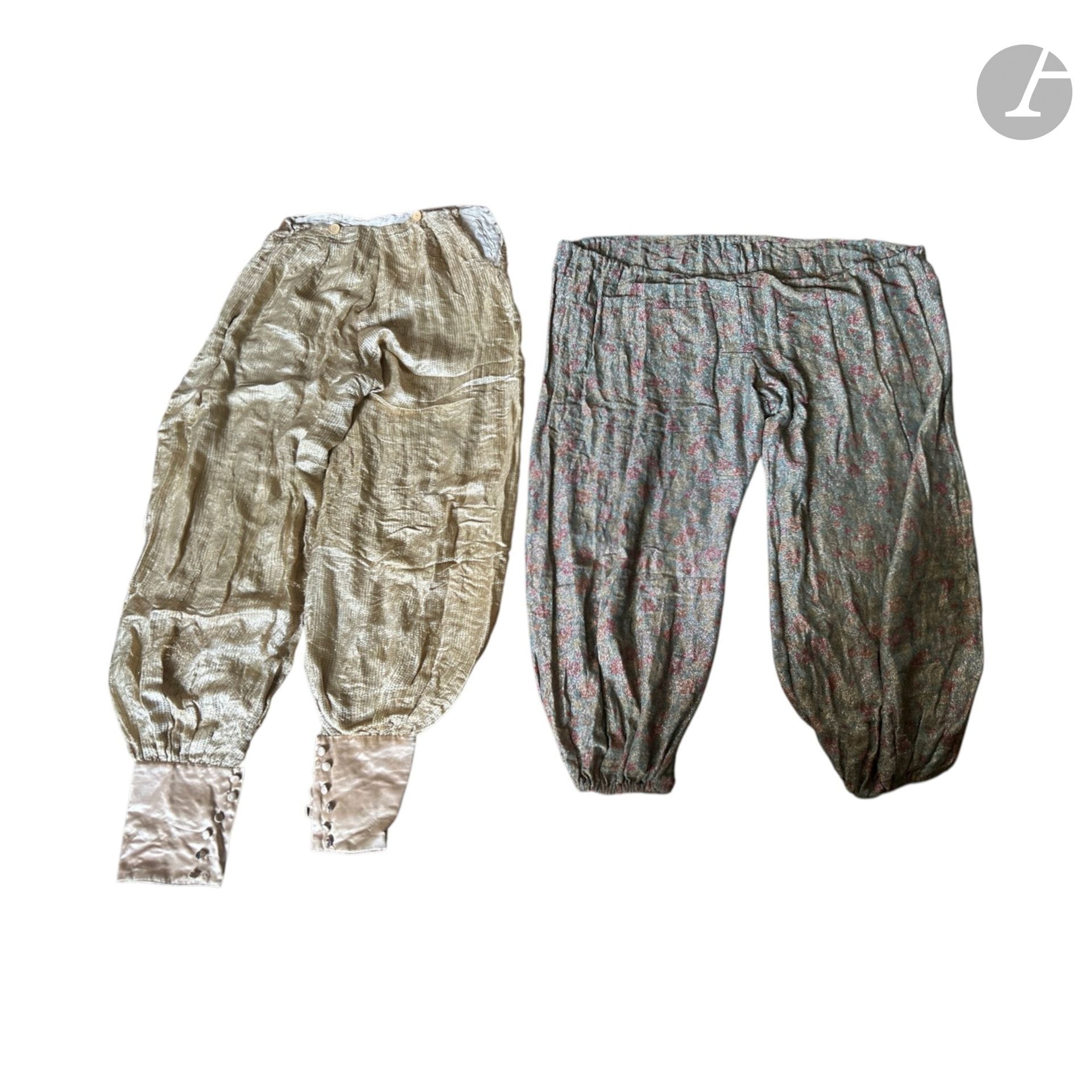 Ensemble de deux pantalons de costume brillants. 
(Lot vendu en l'état).