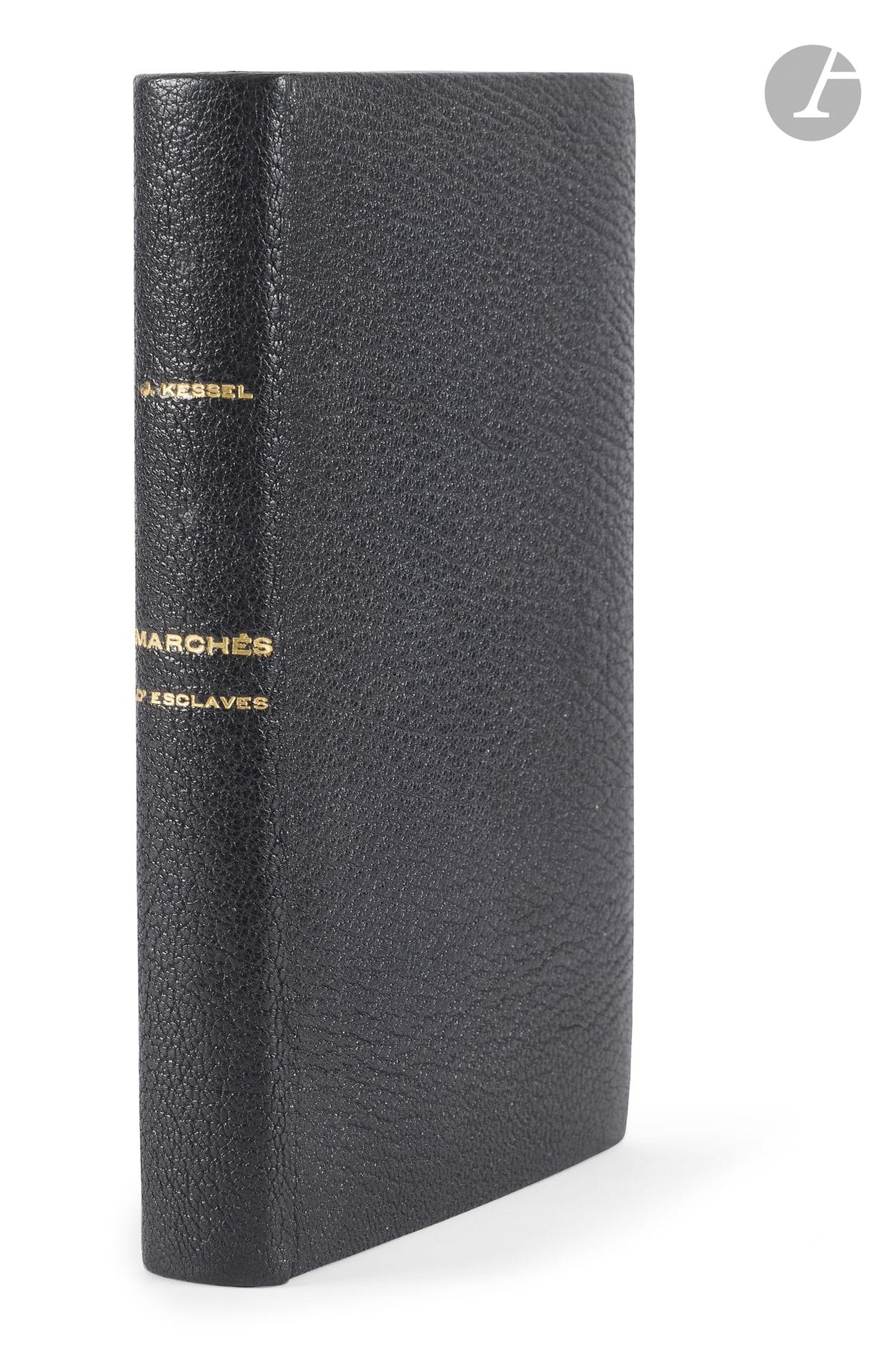KESSEL (Joseph).
Marchés d’esclaves.
Paris : Les Éditions de France, 1933. — In-8, 198 x 125 : (4 ff. premier blanc), 223 pp., (2 ff.), couverture imprimée. Maroquin noir janséniste, dos lisse, doublures bord à bord de maroquin noir, gardes de maroquin gris, tête dorée, non rogné, couverture et dos conservés (YX, 1990). 
Édition originale.
Cet ouvrage est un reportage littéraire né d’une enquête menée en 1930 pour Le Matin. Kessel y révèle l’esclavage traditionnel dans les sociétés arabes, toléré par le Coran, et suit la piste de la traite depuis l’enlèvement d’enfants et de femmes en Éthiopie jusqu’à leur convoyage vers la mer Rouge. Avec une équipe réduite, dont Henry de Monfreid, Kessel traverse déserts et mers pour dénoncer ce fléau. Au-delà du reportage, il explore la nature prédatrice de l’homme, montrant que l’esclavage persiste sous d’autres formes, même dans les sociétés dites civilisées.
Un des 85 exemplaires sur papier vélin pur Lafuma (n° 84), second grand papier après 26 exemplaires sur papier de Hollande.
Bel exemplaire en reliure triplée réalisée en 1990 et signée des initiales YX.