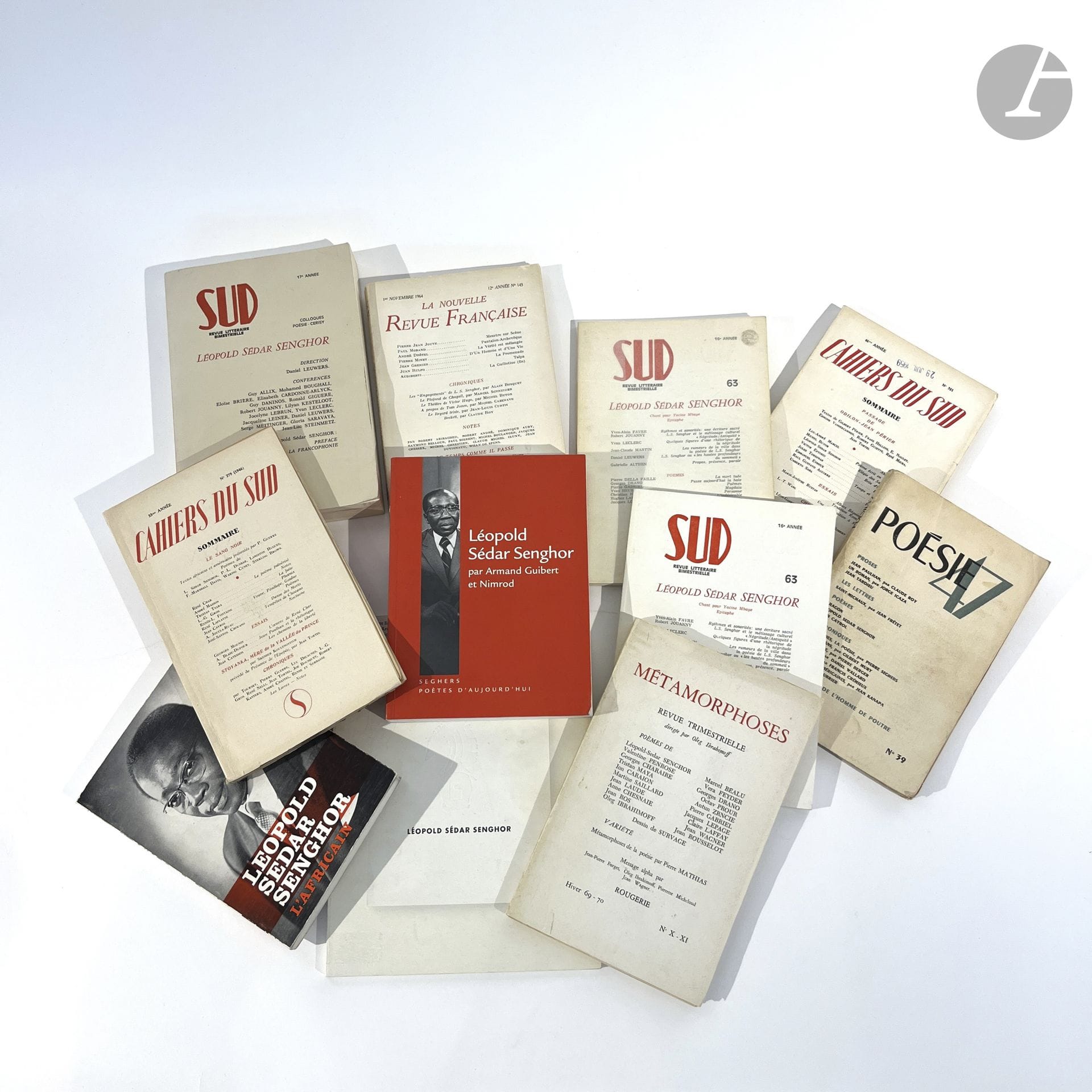 [SENGHOR (Léopold Sédar)].
Lot de 23 livres et revues :
 
- LEUSSE (Hubert de). Léopold Sédar Senghor l’africain. Paris : Hatier, 1967. Carte autographe de Leusse jointe. — BRUNEL, BOURREL, GIGUET. Léopold Sédar Senghor. Paris : adpf, ministères des Affaires étrangères, [2006]. — GUIBERT, NIMROD. Léopold Sédar Senghor. Paris : Seghers, poètes d’aujourd’hui, 2006. Envoi autographe de Nimrod.
- Cahiers du Sud. Marseille : Cahiers du Sud, 1946-1959. Numéros 279 (1946) et 351 (1959). — Poésie 47. Paris : Pierre Seghers, mai 1947. Numéro 39. — LÉVIS MANO (Guy). Le Temps de la poésie. Paris : GLM, juillet 1948-mars 1952. 6 numéros. Collection complète. — Les Lettres nouvelles. Paris : René Julliard, 1938. Numéro 58 de mars 1958. — Cahiers du musée de poche. Paris : Éditions Georges Fall, 1959-1960. 4 volumes. Collection complète. — La Nouvelle Revue Française. Paris, 1964. Numéro 143 du 1er novembre 1964. — Sud. Revue littéraire bimestrielle. Marseille : Sud, 1967. — Métamorphoses. Revue trimestrielle dirigée par Oleg Ibrahimoff. Limoges : Rougerie, 1969. Numéro X-XI de Hiver 1969-1970. — Le Bucentaure N°4. Fontenay-aux-Roses : ENS, 1983. — Sud. Revue littéraire bimestrielle. Marseille, 1986. Numéro 63 de 1986. 2 exemplaires dont un avec envoi de Senghor.