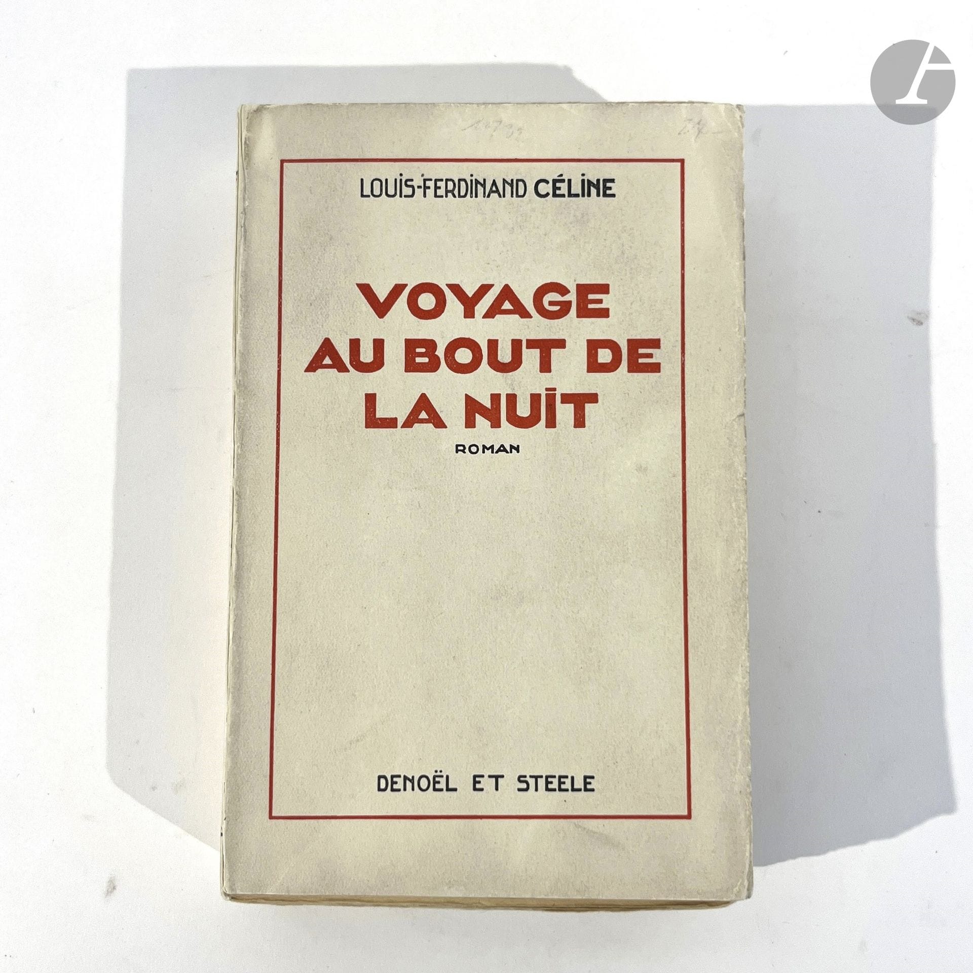 CÉLINE (Louis-Ferdinand).
Voyage au bout de la nuit. Roman.
Paris : Denoël et Steele, 1932. — In-8, 185 x 118 : 623 pp., couverture imprimée. Broché. 
Réimpression sur papier ordinaire, imprimée la même année que l’édition originale par la Grande Imprimerie de Troyes.
À travers les pérégrinations de Ferdinand Bardamu – de l’Afrique à l’Amérique –, l’auteur y dépeint sa vision du monde et des hommes. Ce voyage ne cesse de le plonger dans une misère et une déchéance sociale toujours plus profondes. Écrit dans un langage parlé et argotique, ce roman offre une virulente critique de la guerre, de sa cruauté et des lâchetés qu’elle engendre.
Exemplaire bien conservé. La couverture a été habilement remontée.