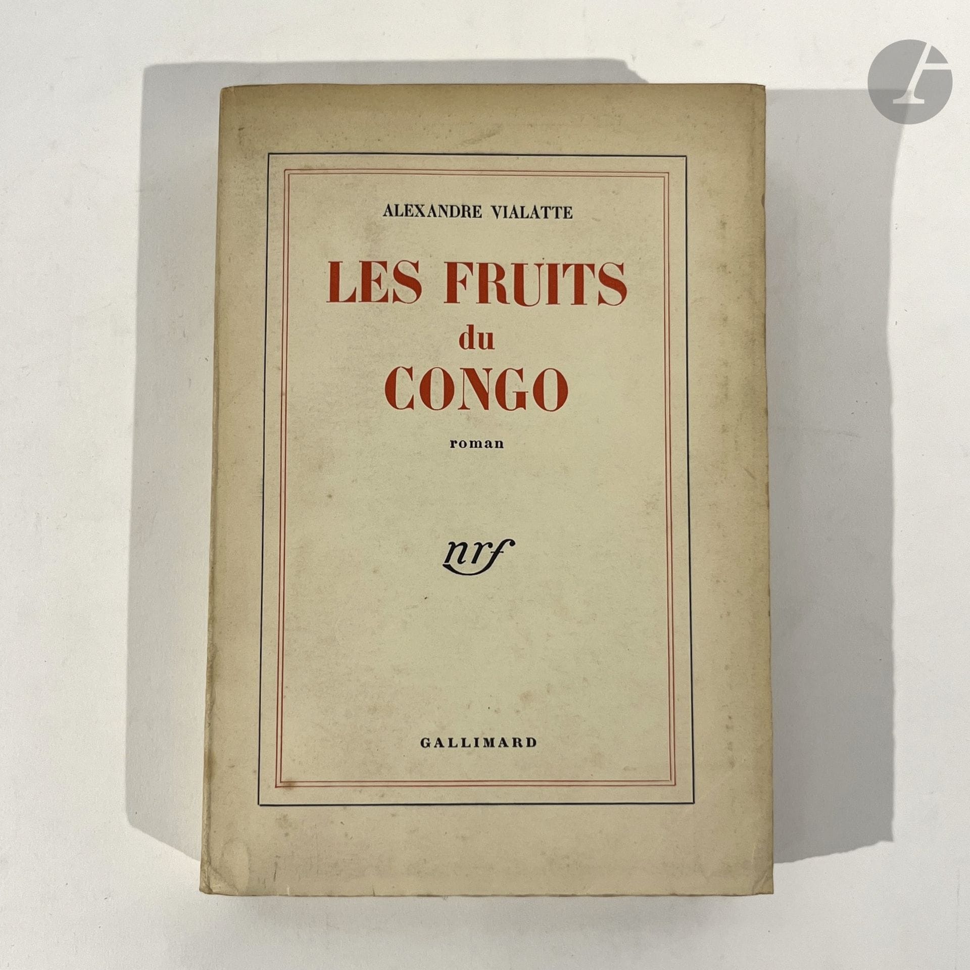 VIALATTE (Alexandre).
Les Fruits du Congo. Roman.
Paris : Gallimard, [1951]. — In-8, 208 x 140 : 332 pp., (2 ff. dernier blanc), couverture imprimée. Broché 
Édition originale.
« Les Fruits du Congo, c’est une affiche. Elle représente une magnifique « noire » qui porte des citrons d’or. Les collégiens d’une ville d’Auvergne rêvent devant cette affiche qui symbolise pour eux l’aventure et l’extrême poésie de l’existence. Qu’est-ce que l’adolescence ? Telle est la question à laquelle Alexandre Vialatte répond avec ce grand roman. En fait, il n’y répond pas : il nous montre l’adolescence, avec ses extravagances, ses aspirations sublimes, ses amours mélancoliques, il nous montre aussi toute une ville de province avec ses kermesses, son assassin, son docteur, son lycée, son square » (prière d’insérer).
Exemplaire du service de presse, enrichi de cet envoi autographe signé de l’auteur sur le premier feuillet blanc, adressé à l’écrivain et journaliste Gilbert Guilleminault (1914-1990) :
 Pour Monsieur // Gilbert Guilleminault // en hommage confraternel // Paris 27 septbre 51 // Vialatte
Exemplaire enrichi du prière d’insérer.
Salissures à la couverture. Feuillets brunis.