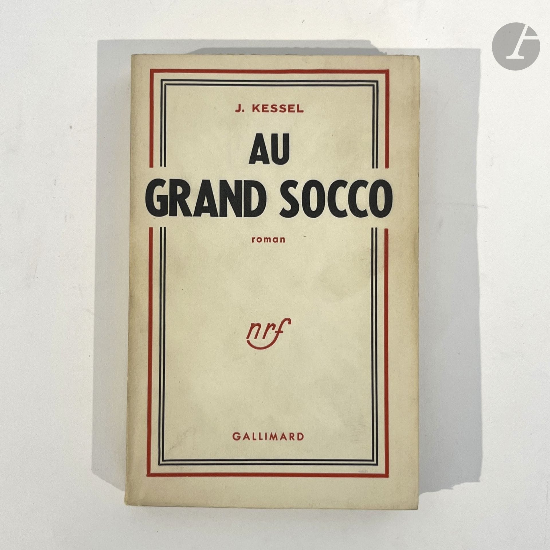 KESSEL (Joseph).
Au grand Socco. Roman.
Paris : Gallimard, [1952]. — In-16, 185 x 120 : 318 pp., ((2 ff. dernier blanc), couverture imprimée. Broché. 
Édition originale.
Selon Guy Teissier, maître de conférences à Tours, ce roman est : « une peinture de Tanger, à cette époque ville internationale, présentée avec verve par un jeune conteur marocain, une galerie de stéréotypes arabes rapidement esquissés et de personnages venus des quatre coins du monde - d’Amérique ou des camps de concentration d’Europe centrale, d’Irlande ou de l’Espagne franquiste. Au milieu de cette étrange ville passent quelques silhouettes de nationalistes fervents qui dans l’ombre préparent le Maroc pour son indépendance à venir. Cette œuvre fixe avec une feinte naïveté, une certaine bonhomie et une sensibilité attentive les traits de Tanger aux derniers temps de son statut d’exception : une cité tout à la fois symboliquement marocaine et hétéroclitement internationale. […] Au grand Socco ressemble plus à un recueil de nouvelles qu’à un roman : il se compose d’une série d’épisodes, à la façon des Mille et une Nuits » (Guy Teissier, Le Grand Socco de Joseph Kessel ou les mille et une nuits tangéroises, in : Horizons Maghrébins - Le droit à la mémoire, 1996, 31-32, pp. 142-147).
Un des 110 exemplaires sur vélin pur fil des Papeteries Lafuma-Navarre (n° 22), seul grand papier avec 46 exemplaires sur papier parcheminé azuré.
Dos de la couverture légèrement sali, sinon exemplaire très bien conservé.