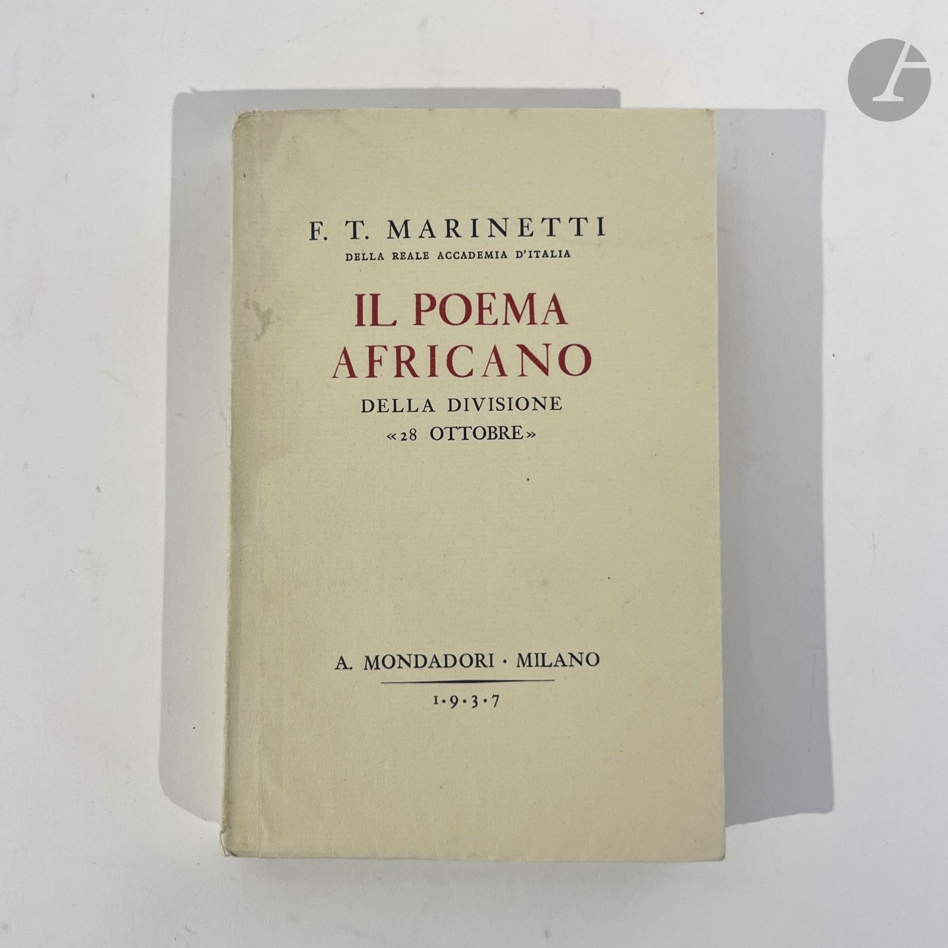 MARINETTI (Filippo Tommaso).
Il Poema africano della divisione « 28 ottobre ».
Milan : A. Mondadori, [1937]. — In-8, 192 x 125 : 319 pp., couverture imprimée. Broché. 
Édition originale, imprimée le 15 février 1937, et dont il n’a pas été tiré de grand papier.
Il Poema africano della divisione « 28 ottobre» » est un poème futuriste inspiré par l’expérience de Marinetti lors de la guerre d’Éthiopie en 1935, où il servit au sein de la division « 28 octobre », sous le commandement du général Umberto Somma. Pour Marinetti, cette œuvre marque « la victoire définitive des mots libres sur le vers libre traditionnel, syntaxique, logique et aux fermetures de ponctuation étanches ». Témoignage autobiographique, le poème évoque notamment la bataille du Passo Uarieu, l’une des plus difficiles du conflit.
L’ouvrage, dédié « aux futuristes volontaires de la guerre rapide », se structure en 60 « simultanéités », précédées d’une longue préface.
Exemplaire du journaliste et écrivain belge Robert Leurquin, enrichi de cet envoi autographe signé de l’auteur sur le second feuillet blanc :
  a Robert // Leurquin // avec ma // vive sympathie // T. M. Marinetti
Exemplaire très bien conservé.