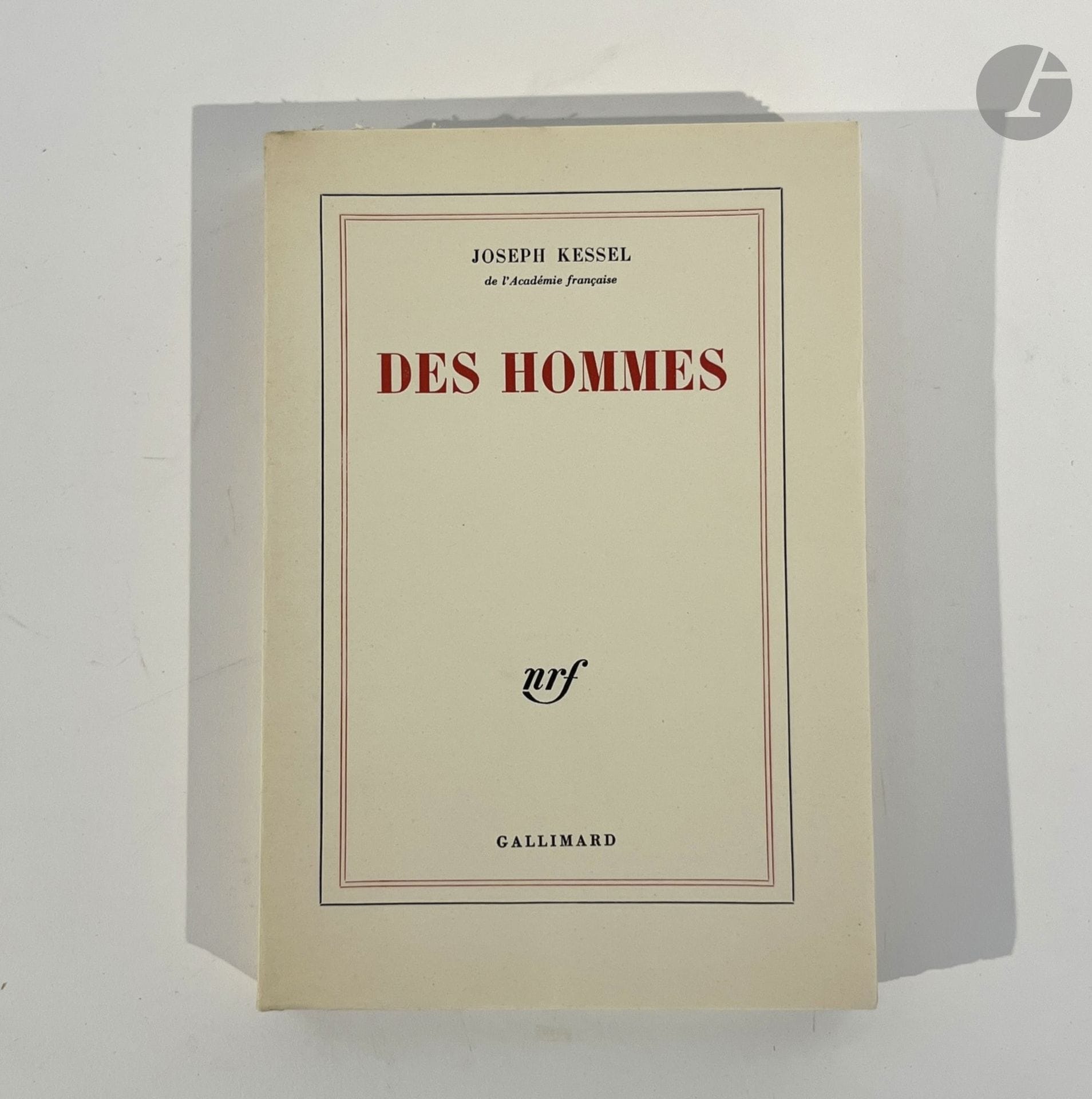KESSEL (Joseph).
Des Hommes.
Paris : Gallimard, [1972]. — In-8, 205 x 140 : (1 f. blanc), 319 pp., (3 ff. dernier blanc), couverture imprimée. Broché, couverture rempliée. 
Édition originale de ce livre-hommage, ainsi présenté par l’auteur en tête du livre : « En réunissant aujourd’hui ces préfaces, notes, portraits qui jalonnent tant et tant d’années, j’ai voulu simplement dire merci à des hommes dont les œuvres ou l’existence m’ont rendu la vie plus belle et m’ont aidé à la vivre mieux. »
L’ouvrage est divisé en 5 sections : Écrivains (Cocteau, Romain Gary, André Malraux, Raymond Radiguet, Mondor, Steinbeck…) - Peintres (Iacovleff, Kisling, Raymond Moretti). - Chante, Russie (Volodia, Vaia, Novski). - Hommes d’action (René Jacquemaire, Henry de Montfreid, Rémy, Jacques Zimmermann, Mermoz, Saint-Exupéry…) - Israël (Herbert Agar, Rubi…).
Joseph Kessel évoque l’Afrique dans le chapitre consacré à Henri de Monfreid. Il y retrace la vie de l’aventurier, notamment son immersion parmi les indigènes des hauts plateaux éthiopiens (Abyssinie).
Un des 60 exemplaires sur vélin pur fil Lafuma-Navarre (n° 43), second papier après 30 exemplaires sur vélin blanc de Hollande Van Gelder.