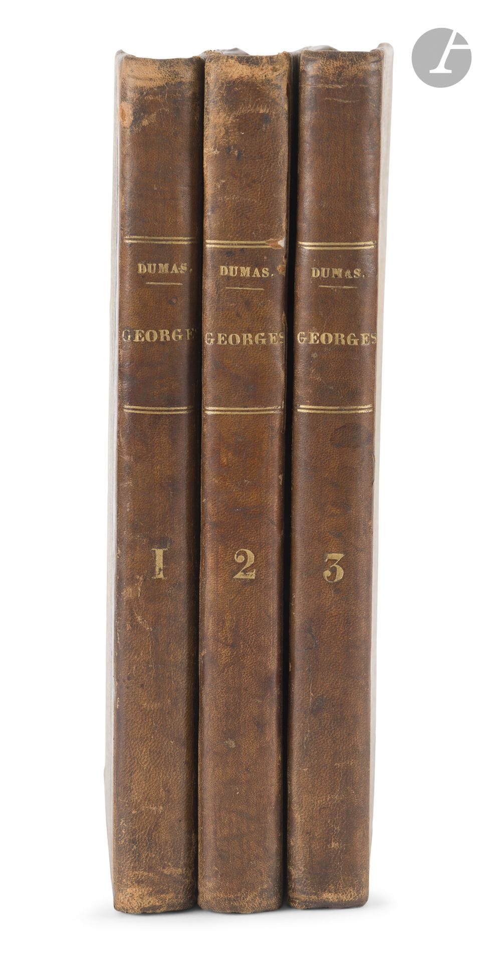 DUMAS (Alexandre).
Georges.
Paris : Dumont, 1843. — 3 volumes in-8, 205 x 126 : pp. (3)-330 ; 323 pp. ; 322 pp. Demi-basane marbrée, dos lisse, tranches mouchetées (reliure de l’époque). 
Édition originale très rare de ce roman inspiré des origines métissées de l’auteur. 
L’histoire se déroule sur l’île de France (Maurice), à la fin du 18e siècle. Georges, jeune métis d’origine nobiliaire, revient sur son île natale après avoir été éduqué en Europe. Il entend briser les préjugés raciaux de cette société esclavagiste et retrouver Sara, une jeune femme métisse qu’il aime. Il se heurte à la haine de son frère Jacques et à l’arrogance des colons blancs. Un combat naval oppose Georges à Jacques, où il triomphe, mais refuse de tuer son frère. Son courage et sa noblesse finissent par imposer le respect et l’égalité. Le roman défend une vision progressiste et antiraciste, rare pour son époque.
Cette édition est si rare qu’aucun exemplaire n’est référencé dans le catalogue numérique de la BNF. Vicaire (III, 357-358) ne l’a de son côté jamais vu et la cite d’après Quérard qui donne cette description : « C’est un des plus jolis romans qui aient été publiés sous le nom de M. Alex. Dumas ; mais d’après M. Eug. de Mirecourt (…) son véritable père est M. Mallefille. C’est, ajoute-t-il, un chef d’œuvre » (Supercheries littéraires, I, 1103).
La légende voudrait que le romancier et dramaturge mauricien Félicien Mallefille (1813–1868) ait joué un rôle dans la genèse de ce roman, mais ce dernier ne l’a jamais confirmé et son style diffère de celui de Dumas qui a toujours affirmé avoir écrit le roman seul. Mallefille a très probablement fourni l’idée originelle, le cadre mauricien et une partie de la documentation, tandis que Dumas en a écrit le texte final. Le sujet tenait d’ailleurs à cœur à l’écrivain, lui-même fils du général Thomas-Alexandre Dumas, homme de couleur né à Saint-Domingue, pour qui la question du racisme et de la dignité des personnes de couleur résonnait avec son histoire familiale.
Exemplaire très modeste, en reliure de l’époque, présentant de nombreux défauts. C’est le seul à notre connaissance jamais passé en vente ces 20 dernières années, acheté par M. Mozis chez Alde le 12 décembre 2019.
Coupes frottées, coins émoussés, manques à la charnière du premier plat du second tome. Taches et déchirures parfois importantes à plusieurs feuillets. Il manque le faux titre du premier volume. Les deux premiers feuillets de chaque volume ont été réemmargés. Importantes déchirures au feuillet de titre du premier tome, avec manques et atteinte à l’adresse. Large déchirure avec une importante perte de texte aux pages 79-80 et 87-88 du tome 2. Galeries de vers dans la marge intérieure des pages 55 à 70 dans le tome 3.