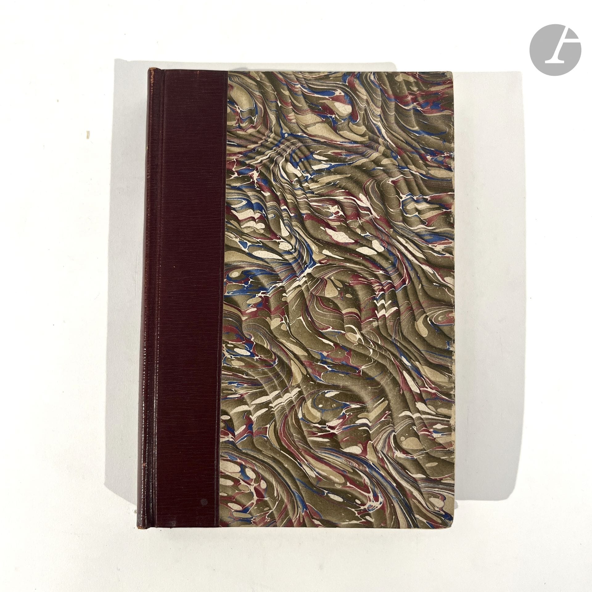 DEMAISON (André) - MILLE (Pierre).
La Femme et l’Homme nu.
Paris : Les Éditions de France, [1924]. — In-8, 205 x 135 : (2 ff.), 271 pp., couverture imprimée. Demi-maroquin bordeaux à long grain à la Bradel, dos lisse, non rogné, couverture et dos conservés (reliure de l’époque).  
Édition originale de ce roman, fruit de la seule collaboration entre Pierre Mille et André Demaison, deux figures majeures de la littérature coloniale.
L’histoire met en scène Vania, une Russe blanche, issue d’une lignée aristocratique, qui a fui son pays après la révolution bolchevique de 1917, et Tiékoro, membre du peuple koniagui d’Afrique de l’Ouest, attachée à des coutumes primitives et anarchiques. Tous deux sont des exilés. Leur rencontre, d’abord marquée par des incompréhensions mutuelles, évolue malgré les regards réprobateurs et les remarques désagréables qu’ils suscitent, aussi bien à Fréjus-Saint-Raphaël qu’à Dakar.
La compassion cède progressivement la place à un sentiment plus profond. À travers cette histoire, les auteurs explorent les rapports complexes entre les hommes, ainsi que les conséquences – heureuses ou malheureuses – de leur rapprochement, tout en interrogeant les frontières culturelles, sociales et raciales de leur époque.
Un des 20 exemplaires numérotés sur papier de Hollande (n° 6), seul grand papier avec 50 exemplaires sur vélin pur fil Lafuma.
Bon exemplaire.
Dos légèrement passé et quelques frottements d’usage.