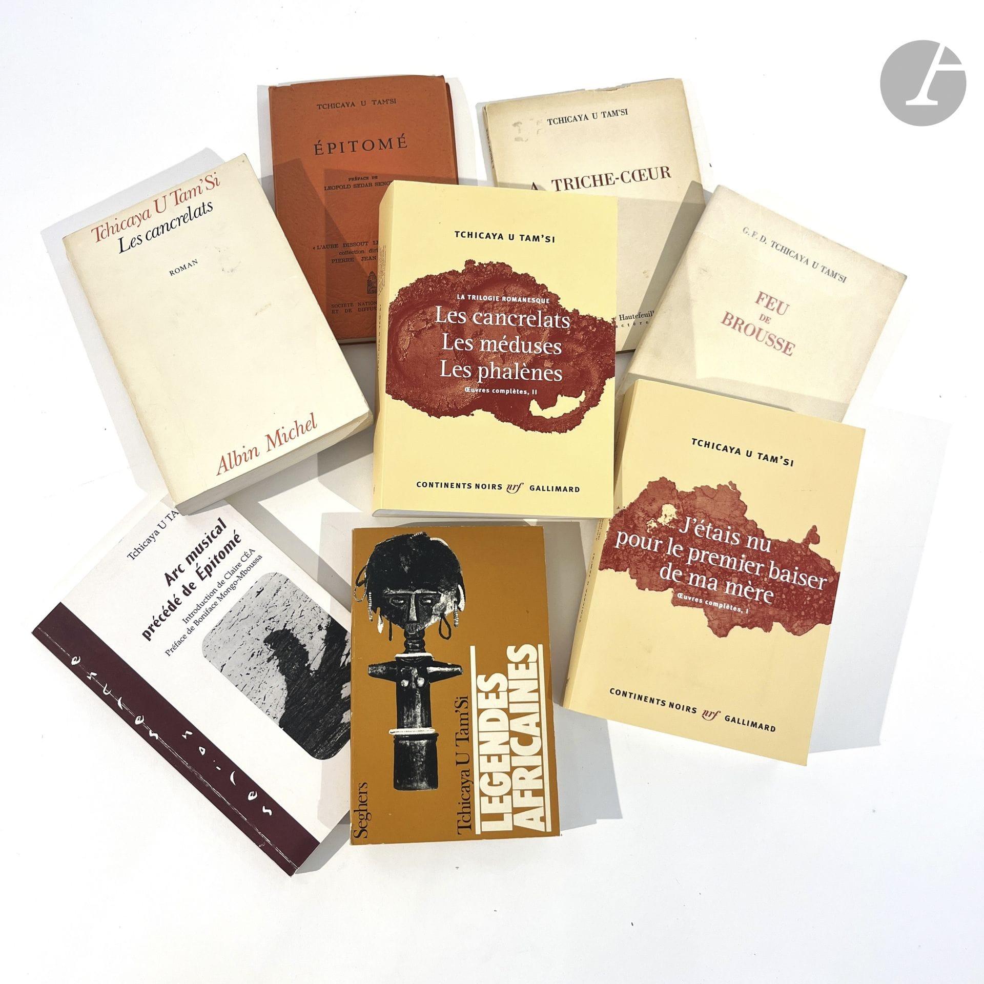 TCHICAYA U TAM’SI.
Ensemble de 8 ouvrages du poète, dramaturge, romancier et nouvelliste d’origine congolaise Tchicaya U Tam’si (1931-1988), nom de plume de Gérard-Félix Tchicaya :
 
- Feu de brousse. Poème parlé en 17 Visions. Paris : Caractères, 1957. Un des 30 exemplaires sur pur chiffon, seul grand papier (n° 20). — À triche-cœur. Paris : Éditions Hautefeuille, 1958. Envoi autographe de l’auteur. — Épitomé… Préface de Léopold Sedar Senghor. Tunis : S.N.E.D., 1962. — Les Cancrelats. Roman. Paris : Albin Michel, 1980. Envoi autographe de l’auteur. — Légendes africaines. Préface de Mercer Cook. Paris : Seghers, 1980. Envoi autographe de l’auteur. — Arc musical précédé de Épitomé. Introduction de Claire Céa. Paris : L’Harmattan, 2007. — Œuvres complètes I et II. Paris : Gallimard, 2013-2015. 2 volumes.