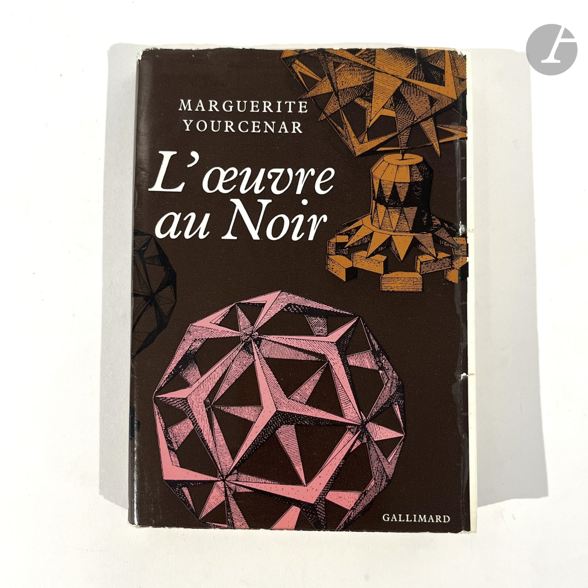 YOURCENAR (Marguerite).
L’œuvre au Noir.
Paris : Gallimard, [1968]. — In-8, 201 x 138 : 340 pp., (3 ff. dernier blanc), couverture imprimée. Broché, couverture rempliée, sous jaquette illustrée. 
Édition originale de ce roman historique.
« L’Œuvre au Noir est l’histoire d’un personnage fictif, Zénon, médecin, alchimiste, philosophe, depuis sa naissance illégitime à Bruges au début du XVIe siècle jusqu’à la tragique catastrophe qui termine sa vie. Nous le suivons dans ses immenses voyages à travers l’Europe et le Levant de son temps, dans ses travaux de médecin des pestiférés et des pauvres et dans ses fonctions de médecin de cour, dans ses recherches en avance sur la science officielle de son temps et dans sa critique de la connaissance elle-même, dans ses expériences de l’esprit et de la chair, dans son perpétuel et dangereux faufilement entre la révolte et le compromis » (résumé de l’éditeur).
Exemplaire du tirage courant, enrichi de cet envoi autographe signé de la romancière sur le faux titre :
 à Jean Couvry // hommage de l’auteur // Marguerite Yourcenar // Angoisse humaine // au XVIe siècle
Salissures et quelques petites taches à la couverture. Pliures et déchirures à la jaquette.