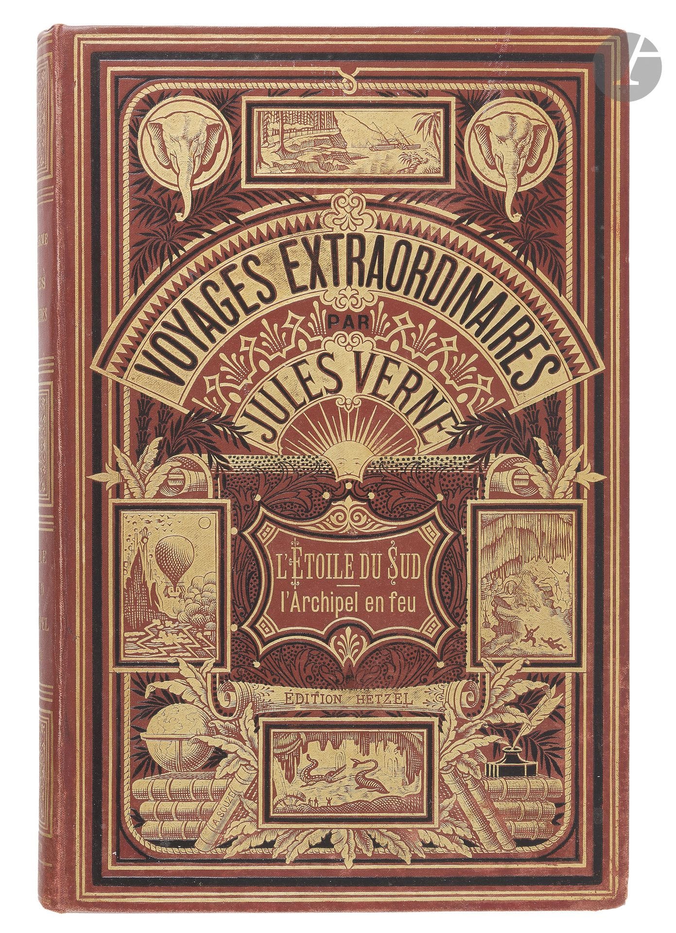 VERNE (Jules).
L’Étoile du Sud (le pays des diamants) - L’Archipel en feu. 112 dessins par L. Benett et 2 cartes.
Paris : Bibliothèque d’éducation et de récréation, J. Hetzel et Cie, [1884-1885]. — In-8, 270 x 177. Cartonnage percaline marron « aux deux éléphants », tranches dorées (A. Lenègre). 
Première édition collective illustrée, réunissant les deux romans L’Étoile du sud et L’Archipel.
Le premier est un roman d’aventure écrit à l’origine par Paschal Grousset (sous le pseudonyme de Philippe Daryl), puis remanié et signé par Jules Verne. L’action se situe au Griqualand, en Afrique du Sud, dans le pays des diamants.
Le second est un roman historique se déroulant sur fond de guerre d’indépendance grecque (1821-1832) contre l’Empire ottoman.
Exemplaire en cartonnage aux deux éléphants, faisant partie des tout premiers réalisés pour ce titre. Il porte au dos la mention « A. Lenègre relieur ». À la fin se trouve le catalogue CH de 1884.
Dos légèrement passé et quelques petits frottements d’usage, sinon exemplaire dans un très bel état de fraîcheur. Feuillets des pages 3 à 6 du premier titre en partie déreliés.
Provenance :
Signature « Edmond » accompagnée de la date du premier janvier 1886 sur la première garde.