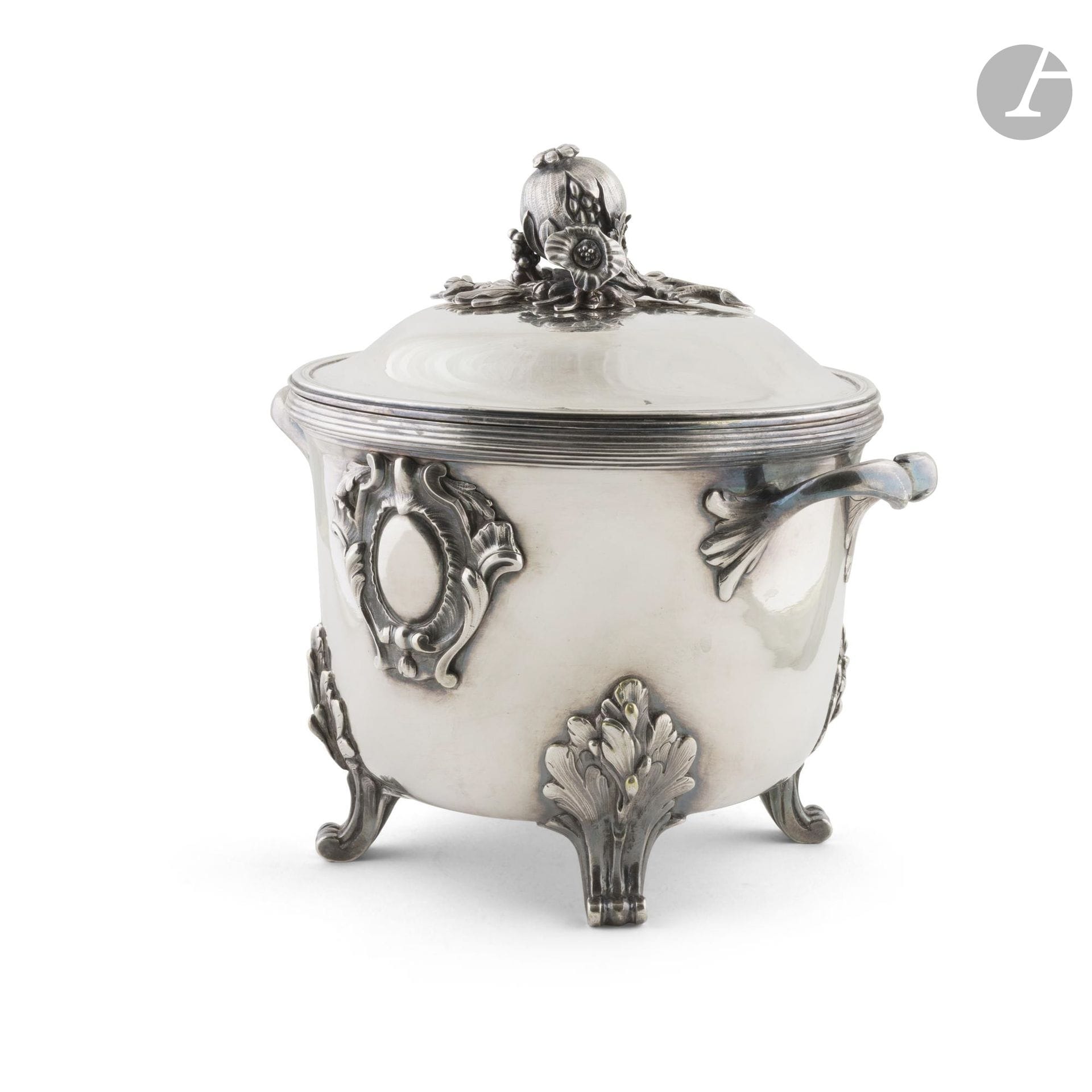 France, late 18th century
Silver plated metal tureen with its lining, formerly made of plated metal. Quadripod design with scrollwork and laurel leaf motifs; removable handle depicting a pomegranate on a bed of leaves.
Louis XVI period.
H.: 27 cm, D. (excluding handles): 22 cm