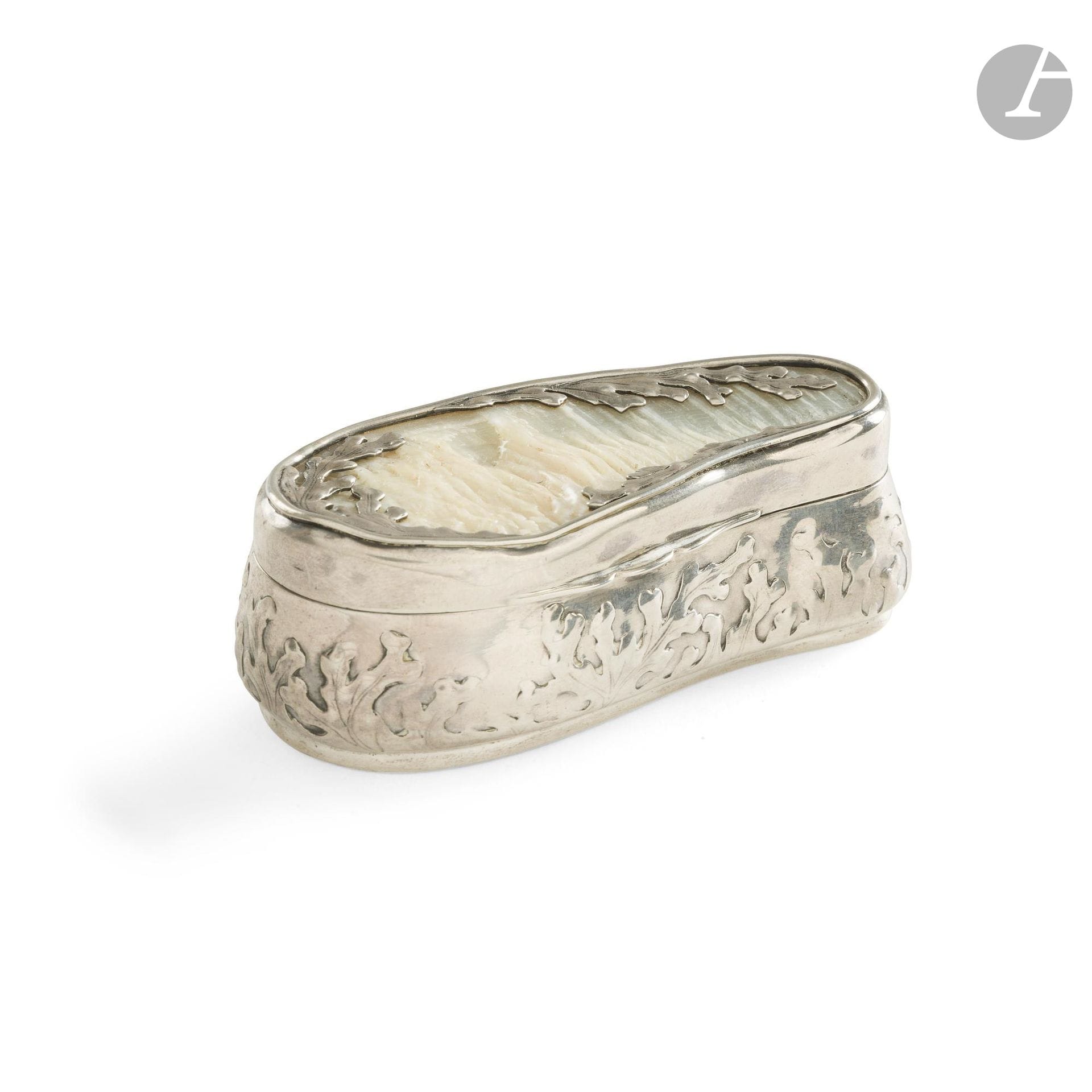 PARIS, FIRST QUARTER OF THE 20TH CENTURY
On the theme of the sea: a silver and mother-of-pearl snuff box depicting a mussel surrounded by repoussé seaweed.
Silversmith: Frédéric-Balthazar STOLL, registered in 1900
Hallmarked with a wild boar
Gross weight: 112 g - length: 9.3 cm - width: 4.5 cm