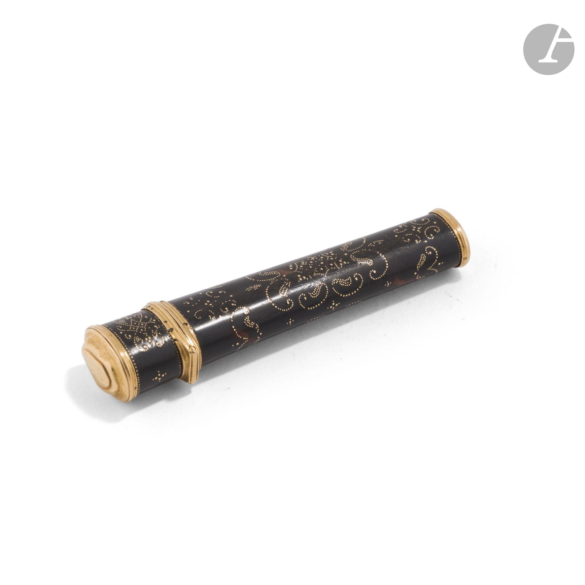 FRANCE OR ITALY, FIRST HALF OF THE 18TH CENTURY
Toiletry case (empty) made of tortoiseshell with gold inlay, in a truncated cone shape with an oval cross-section, opening with a push button.
No hallmarks
Gross weight: 22 g - length: 9.2 cm
Condition: minor chips in the inlay and tiny moth holes

Related work: Cognacq-Jay Museum, inventory number J. 571
