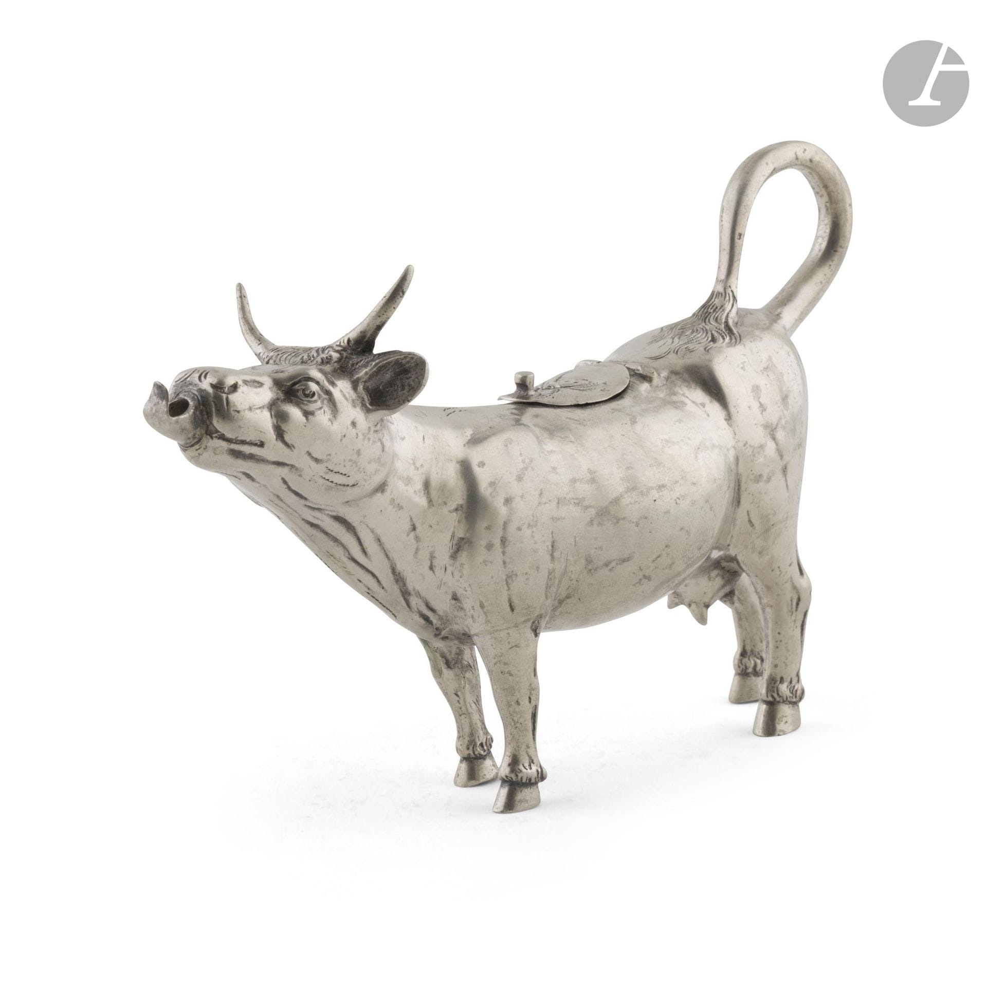 BELGIUM, 20TH CENTURY
A cream jug depicting a life-size cow, with its raised tail forming the handle and appearing to swat away the fly engraved on the lid of the container.
Hallmark: A835
Weight: 250 g - height to the tail: 10.5 cm

Provenance: former collection of Arsène and Anne BONAFOUS-MURAT