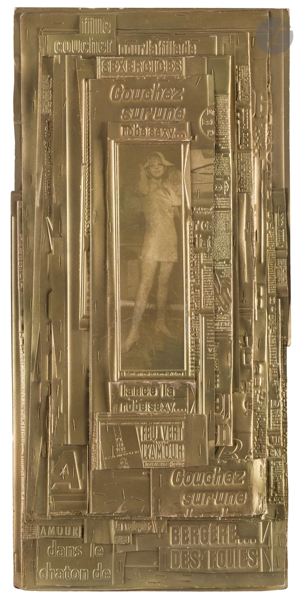 Jean KAPERA (1924-1986)
Sexercices, vers 1970
Agrafages de flans de presse dorés.
Non signé.
67,5 x 31,5 cm

Exposition : 
Rétrospective Kapera, Hommage à la lettre, musée de Morlaix, Centre d'action Culturelle de Saint-Brieuc, avril-mai 1987, reproduit dans le catalogue p. 32 sous le n°76.