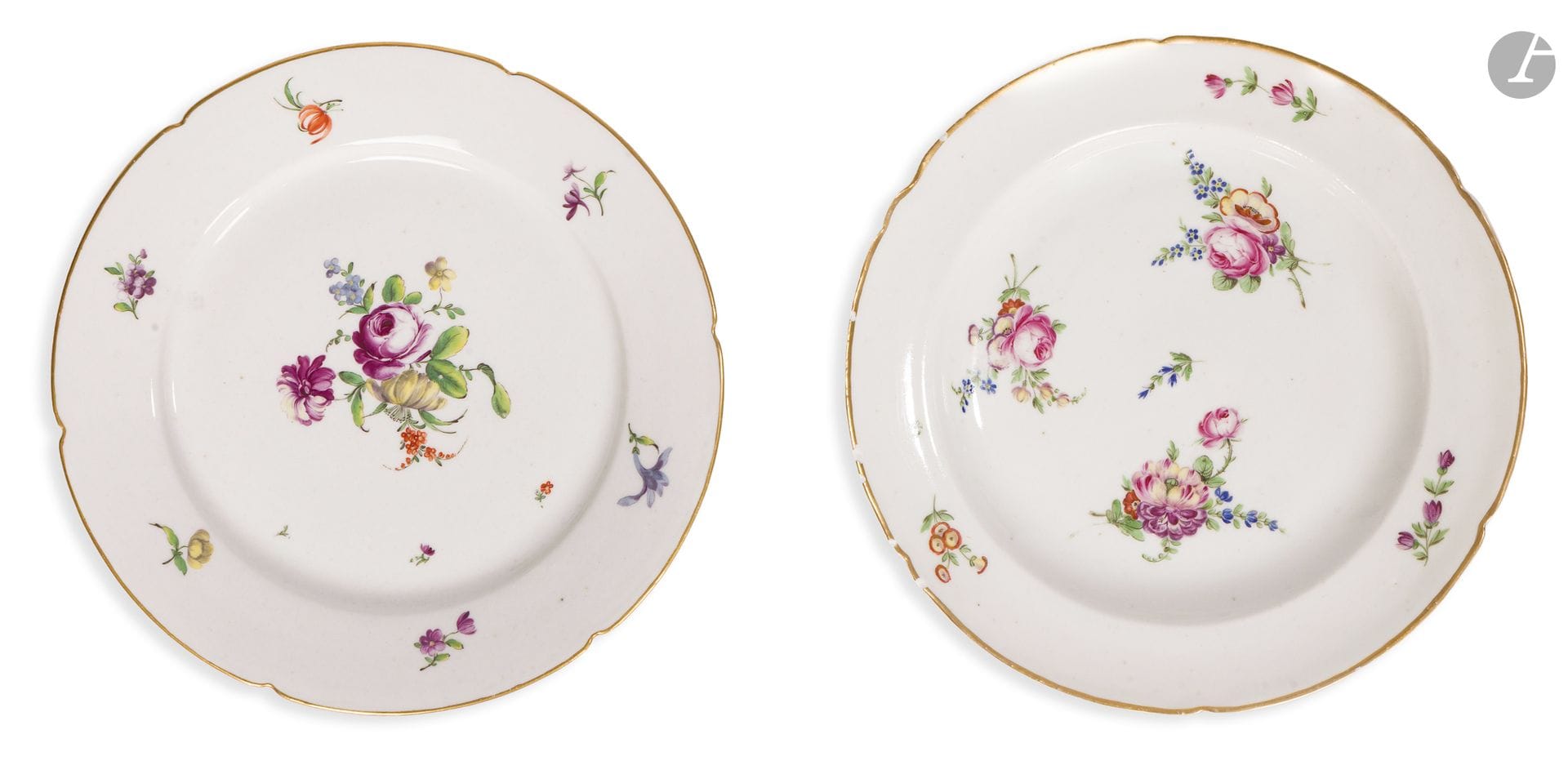 Lille et Boissettes
Deux assiettes à bord contournée en porcelaine dure à décor polychrome de bouquets de fleurs décentrés et filet or sur le bord.
Marquées en bleu : à Lille et B
XVIIIe siècle. 
D. : 24,5 cm
Quelques égrenures sur l'assiette en porcelaine de Lille