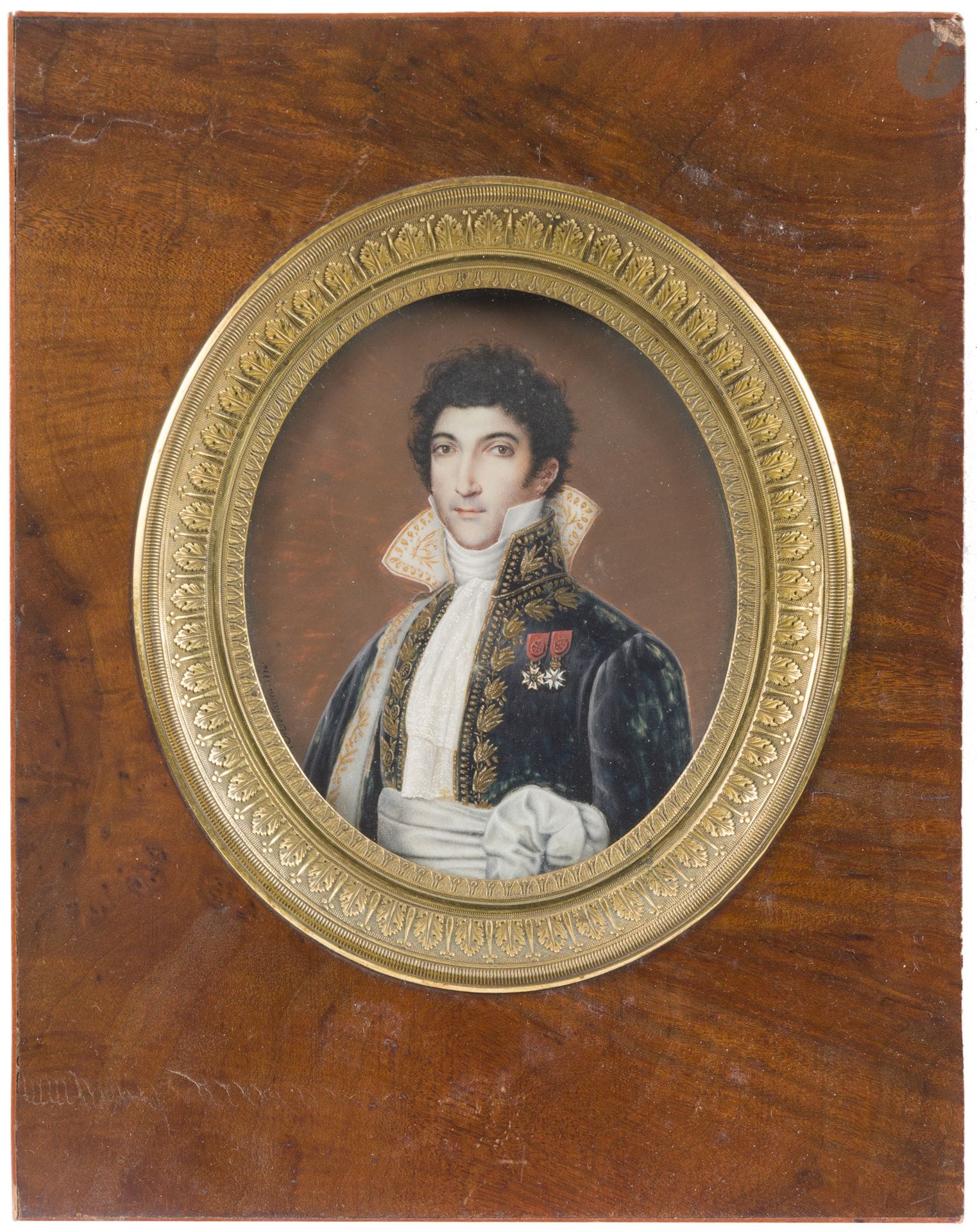 MORTARIEU (active 1834)
Portrait of a man in full regalia, with his cape and high-collared jacket embroidered with gold foliage, perhaps a minister of King Louis-Philippe, half-length to the left, decorated with the Cross of St. Louis and Officer of the Royal Order of the Legion of Honor.
Miniature on ivory, signed and dated on the left edge: "Mortarieu. 1834. "
Oval 10 x 8 cm (curved ivory)
Large molded brass border decorated with acanthus leaves in a rectangular frame. wood veneer with clasp.
Total weight: 0.254 kg

Mortarieu, a highly talented artist, not previously listed.
The costume adapts the codes of the First Empire's grand ministerial dress, with variations in embroidery and collar. This is a rare document of ceremonial civil dress in use during the reign of Louis-Philippe.
A Cites certificate will be issued to the purchaser for circulation in the EU.
Expert : Nathalie Lemoine-Bouchard.