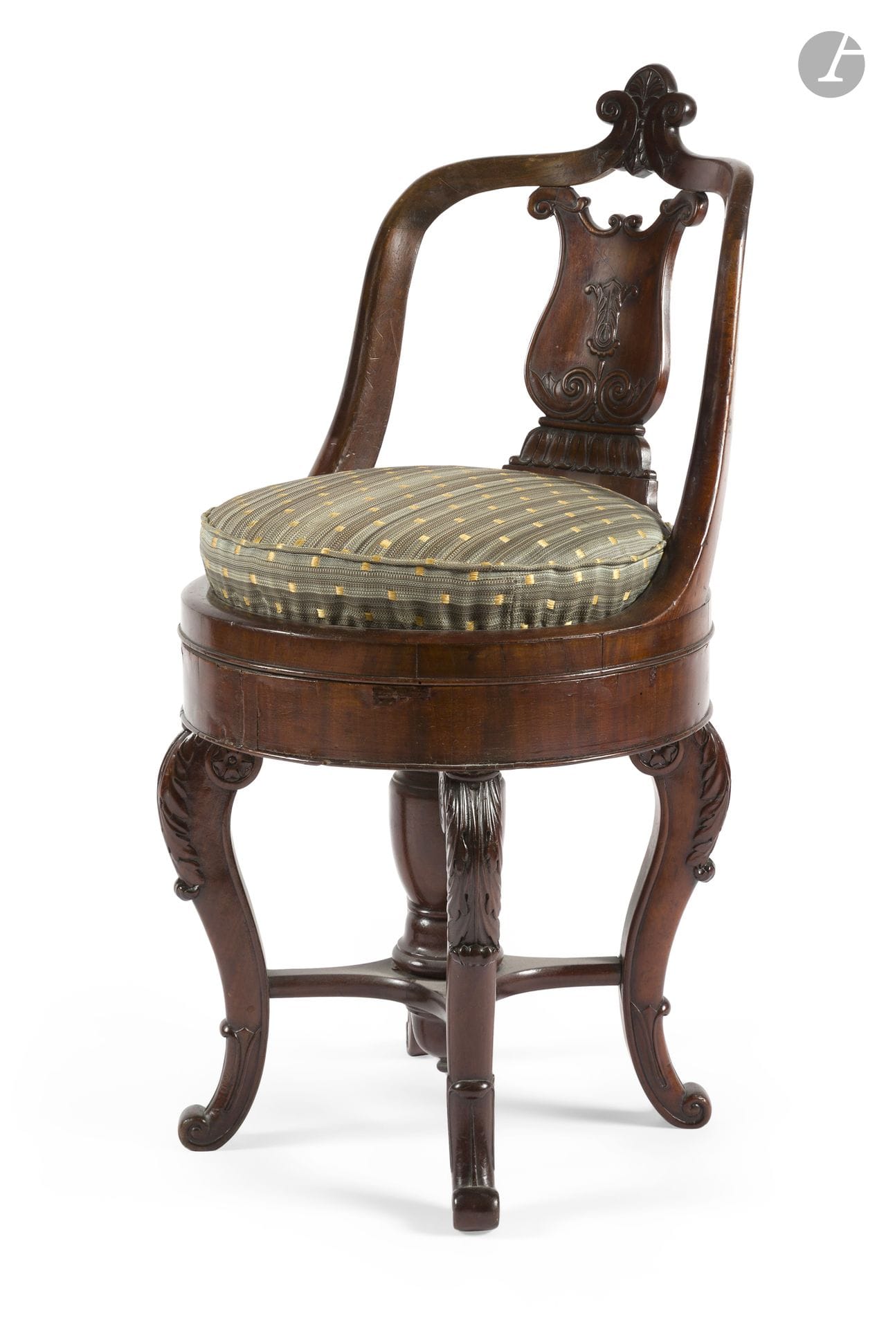 Chaise de musicien en acajou à assise circulaire tournante, le dossier ajouré à décor d'une lyre stylisée, enroulements et palmette, reposant sur des pieds en console à entretoise ; (petits accidents).
Epoque Restauration.
H. : 78 cm, L. : 38 cm