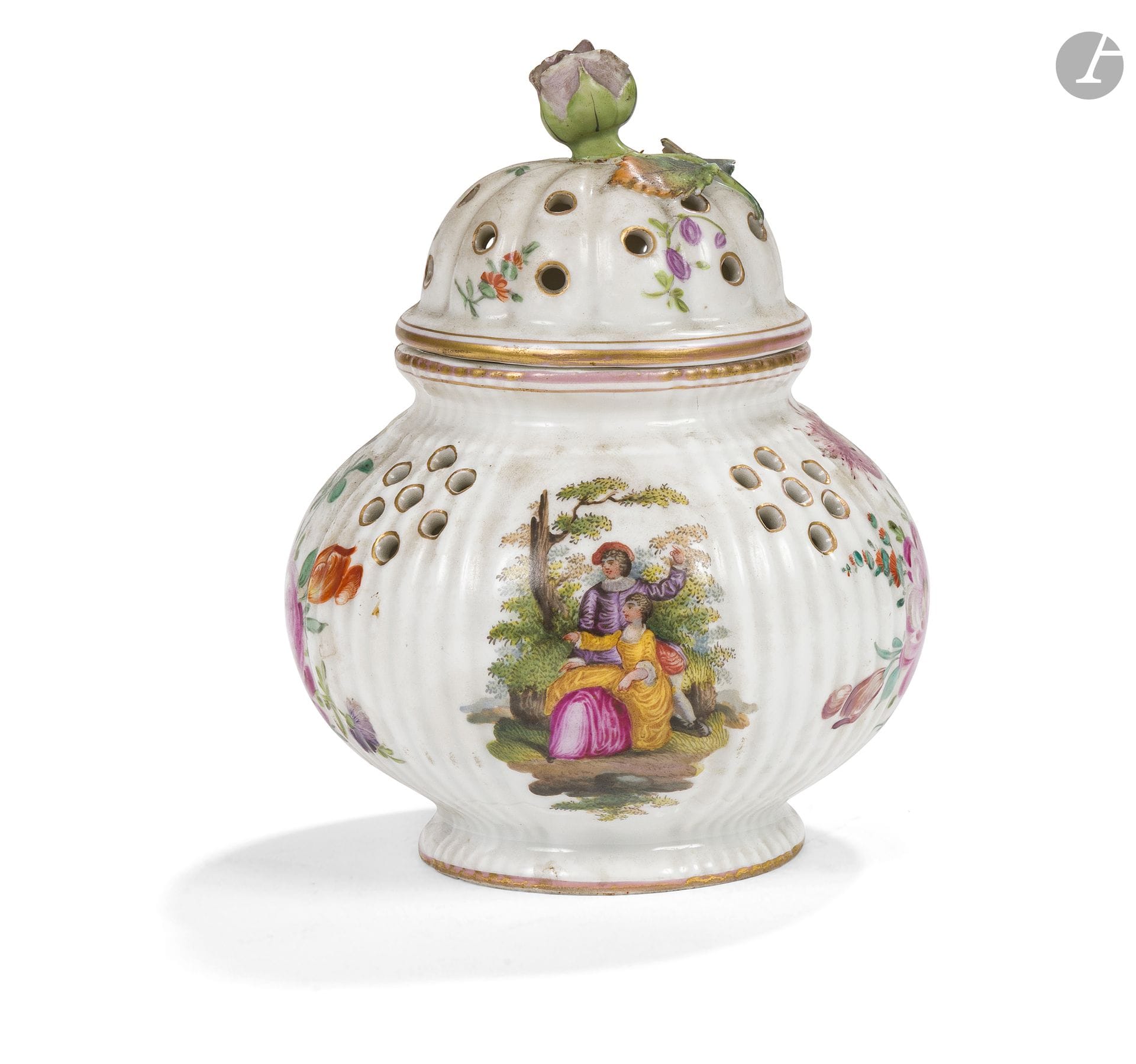 Meissen Style
An oval-shaped, lidded porcelain potpourri vase with polychrome decoration featuring courting couples and flowers.
Apocryphal mark.
Late 19th century.
H.: 15 cm
Chips.