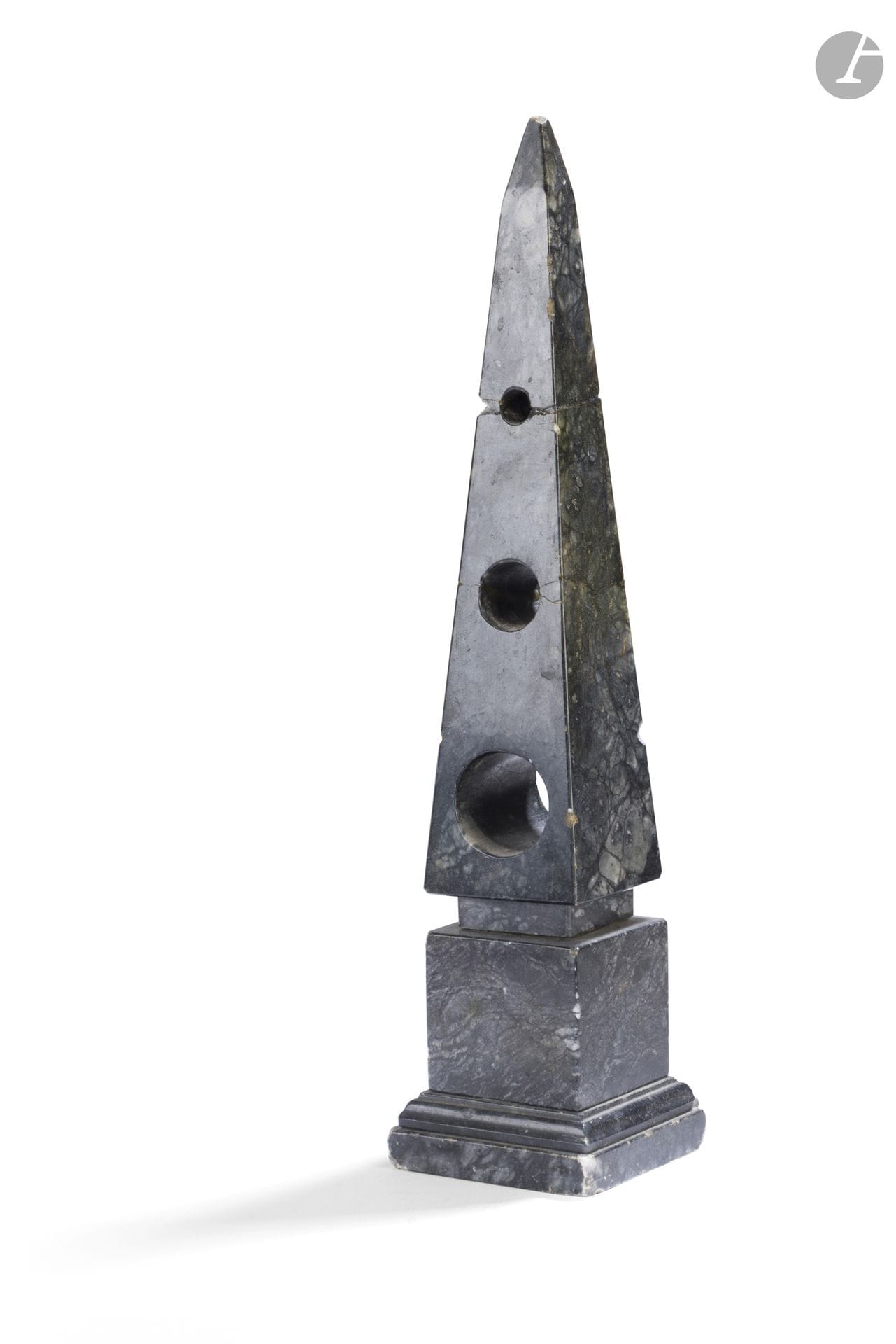 Set of seven obelisks, including a pair made of glass, one made of alabaster, and another painted to resemble Rosso Antico marble; (chips and missing pieces).
20th century.
H.: between 27 cm and 38 cm