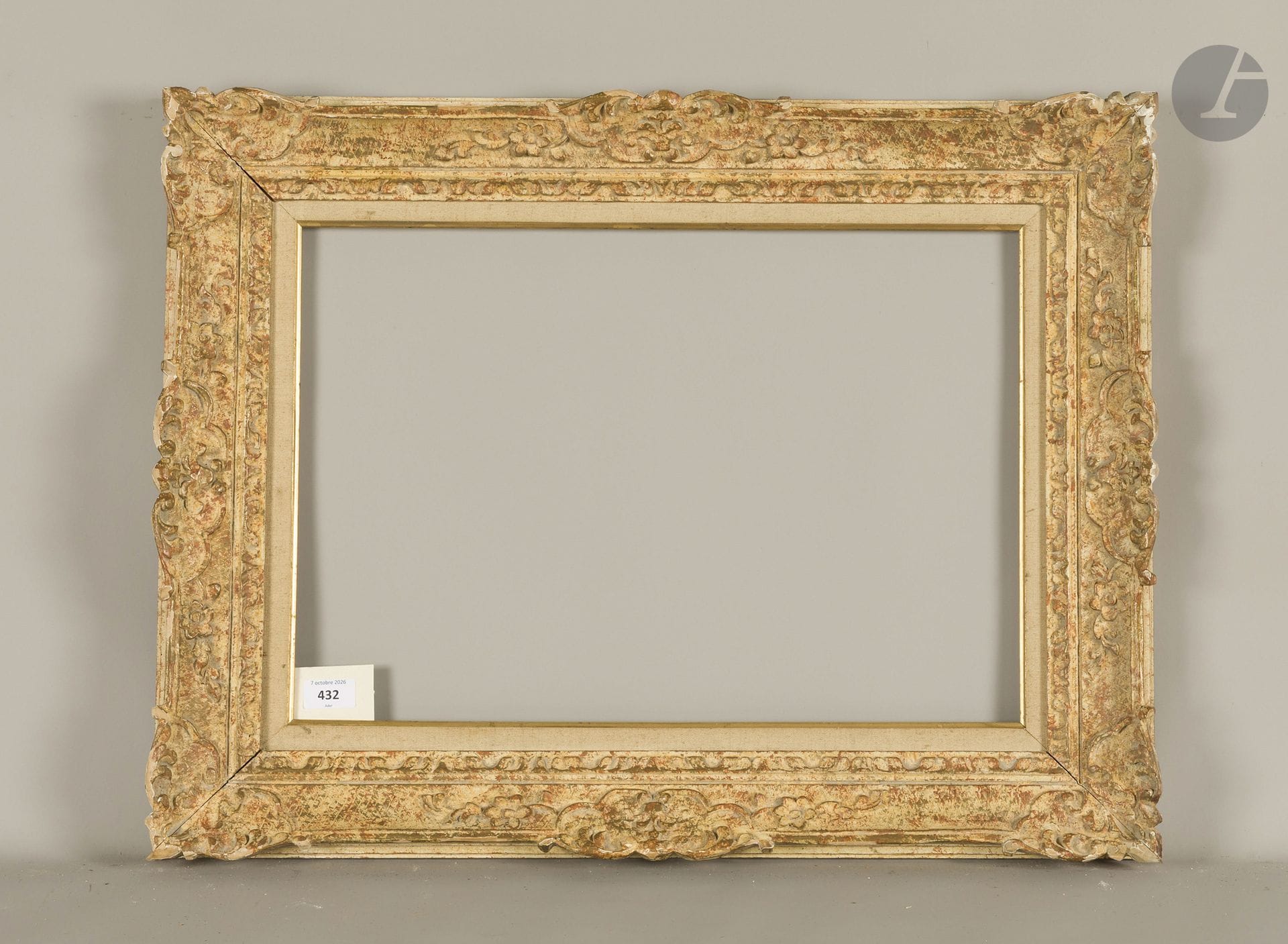 Cadre Montparnasse en bois sculpté, peint et patiné. Circa 1950. 36,7 x 53,7 cm - Profil : 10 cm (10P)
Dimensions en fond de feuillures  : 38,7 x 55,5 cm