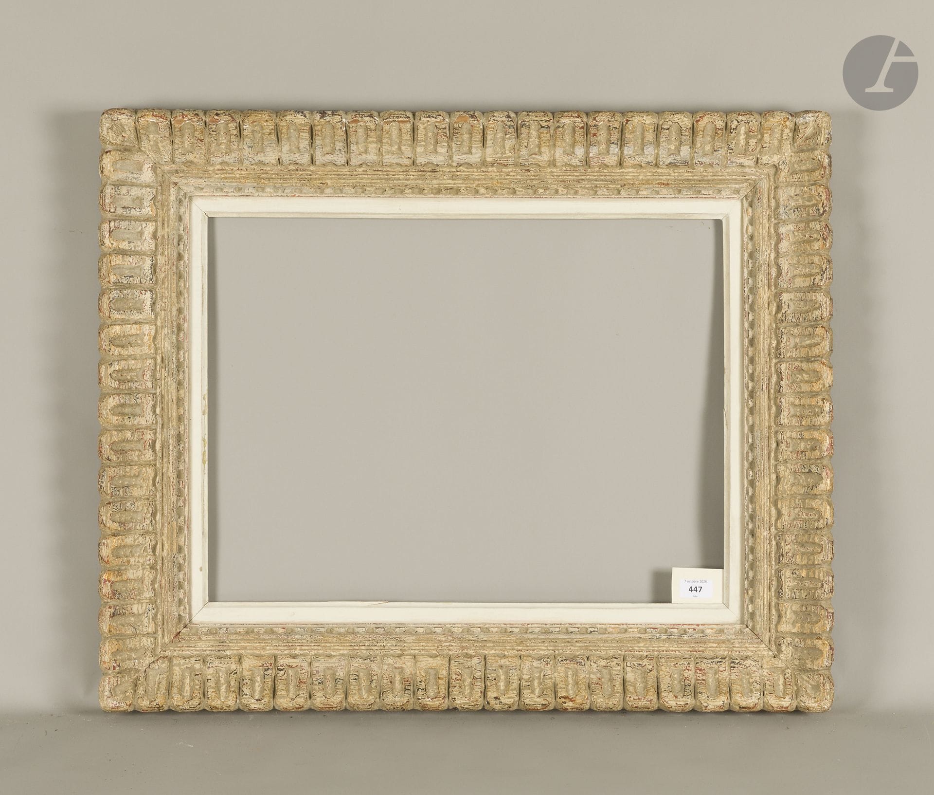 Cadre Montparnasse en bois sculpté, peint et patiné à décor de godrons. Circa 1950. 44,6 x 60 cm - Profil : 12,2 cm (12P)    
Dimensions en fond de feuillures  : 46,4 x 61,7 cm