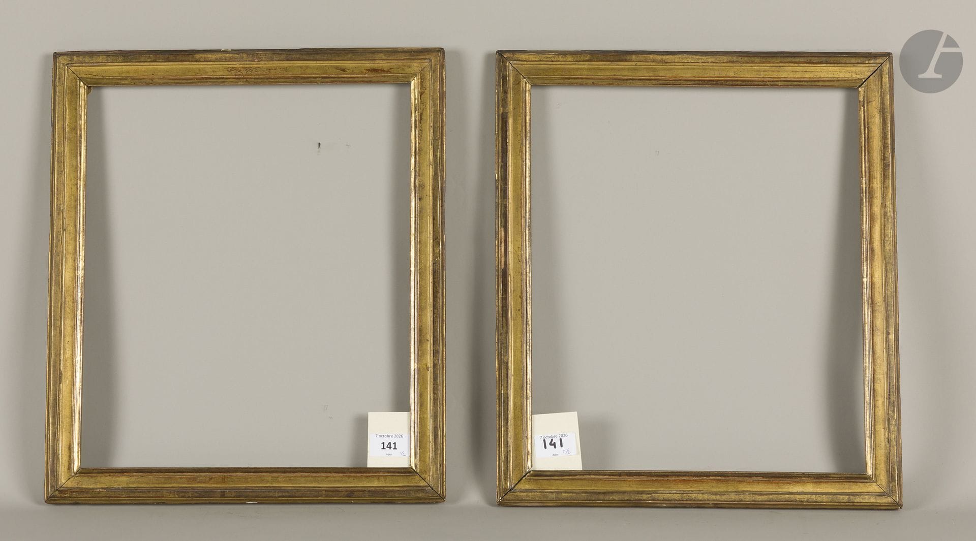 Paire de baguettes en bois mouluré et doré. Époque Louis XVI (petits accidents). 31 x 36,3 cm - Profil : 3,4 cm  
Dimensions en fond de feuillures  :  x  cm