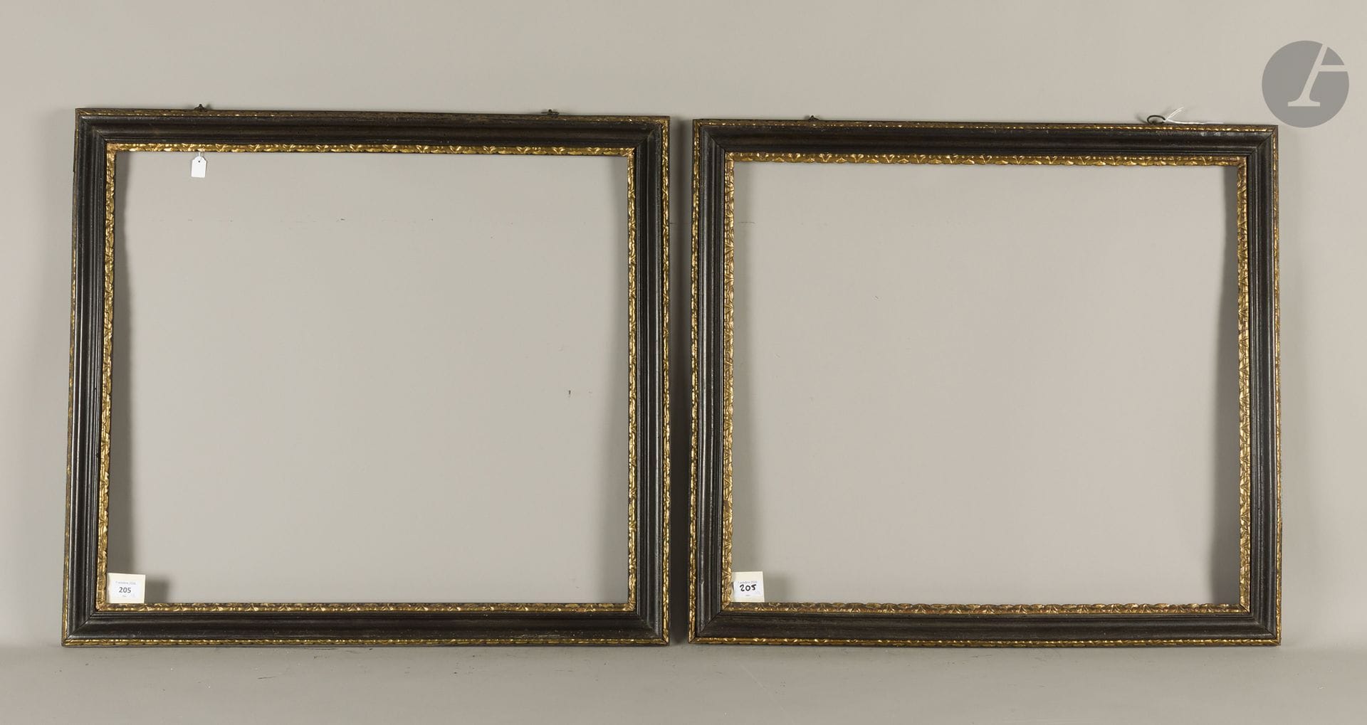Paire de cadres en bois sculpté noir et or. Hollande XVIIIe siècle (piqures et léger voile sur l’un). 58,5 x 67,5 cm et 59,5 x 68,5 cm - Profil : 6 cm  
Dimensions en fond de feuillures respectivement : 61,5 x 70,2 cm et 61,8 x 70,3 cm