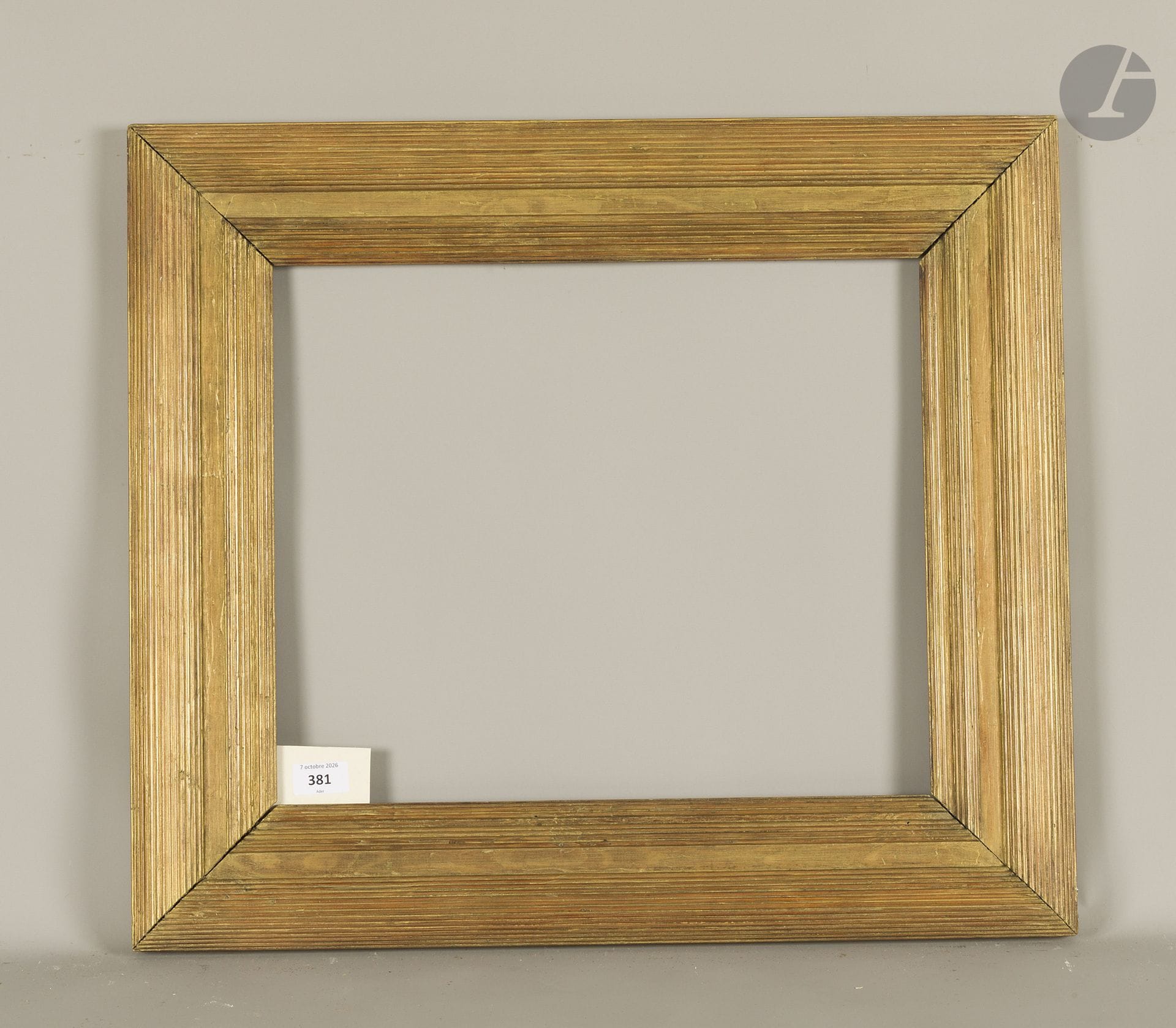 Whistler frame made of molded and gilded wood. Early 20th century. 37 x 44.8 cm - Profile : 10.3 cm (8F) 
Dimensions at the bottom of the rebates : 39 x 46.8 cm