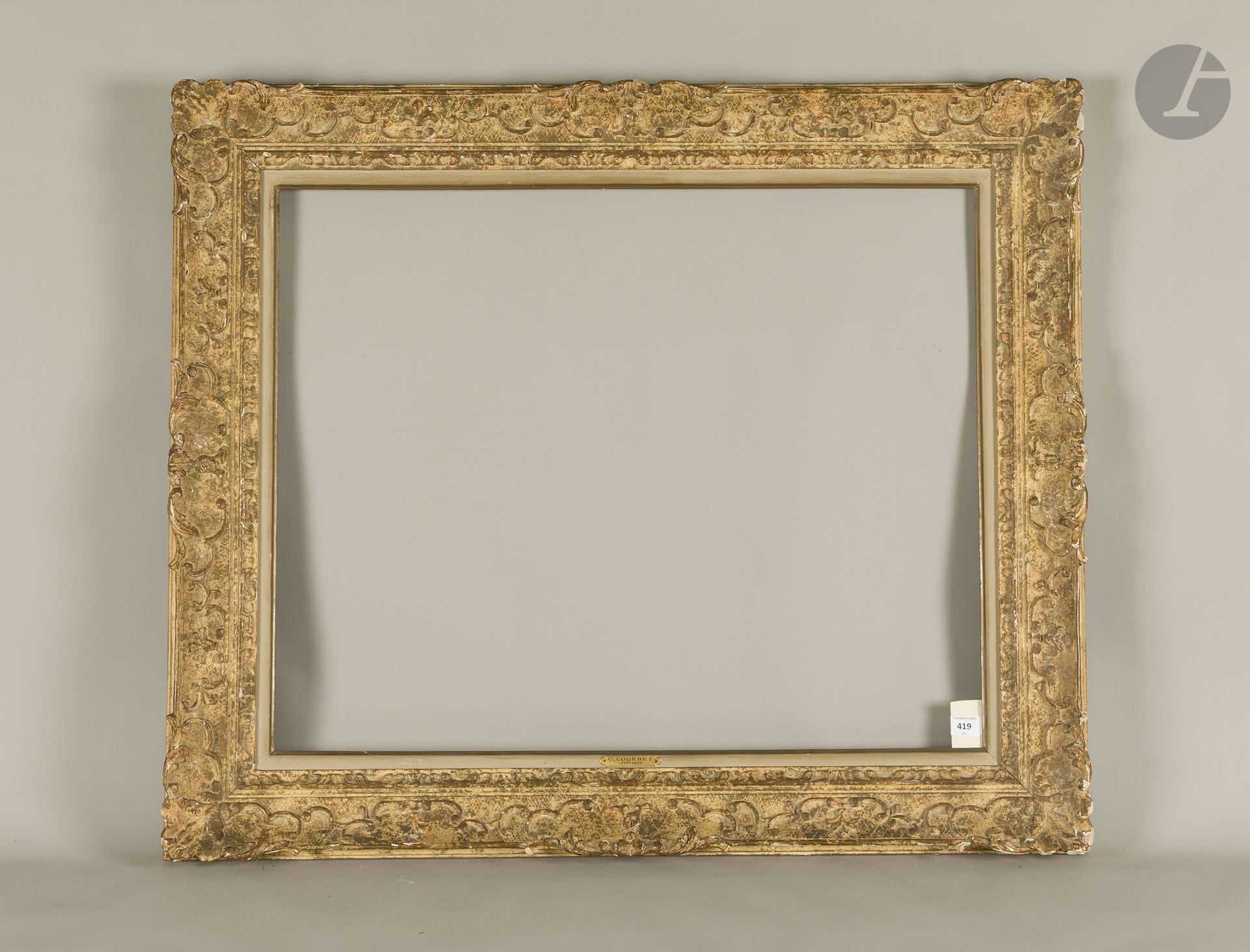 Cadre Montparnasse en bois sculpté, peint et patiné. Circa 1950. 63,8 x 79,7 cm - Profil : 12 cm (25F)
Dimensions en fond de feuillures  : 65,8 x 81,2 cm