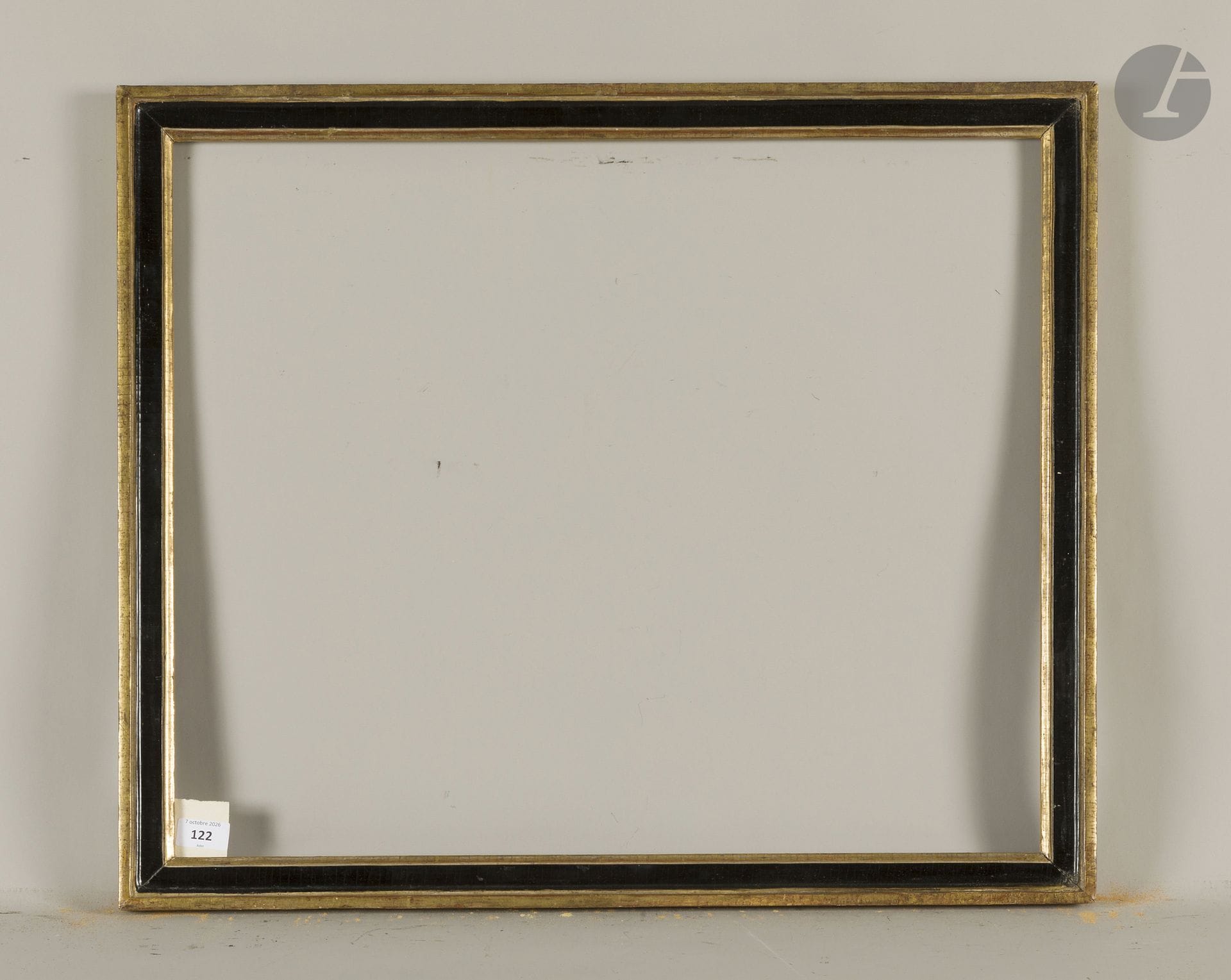 Baguette en bois mouluré noir et or. Fin du XVIIIe siècle. 54 x 63,5 cm - Profil : 4 cm (15F) 
Dimensions en fond de feuillures  : 55,2 x 64,5 cm