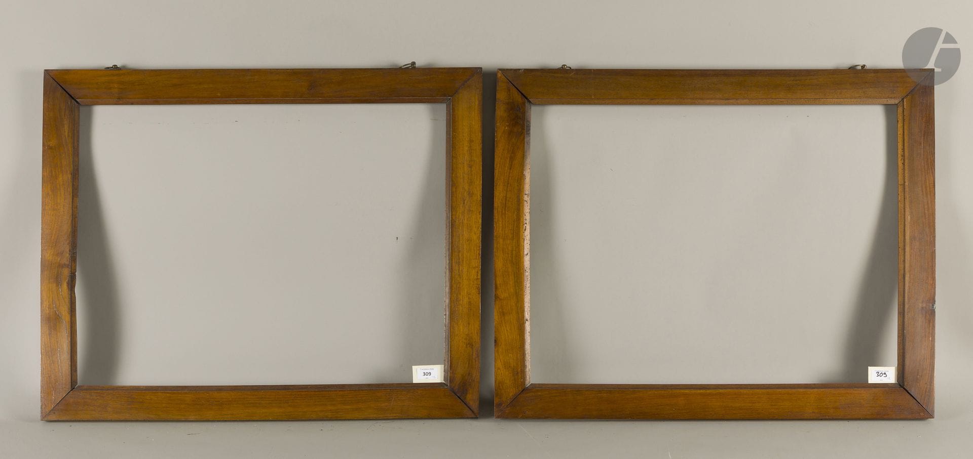 Pair of molded walnut frames. Italy, early 19th century. 53.8 × 69.1 cm - Profile: 6.8 cm (20P)
Dimensions at the bottom of the rebates: 55.8 x 70.8 cm