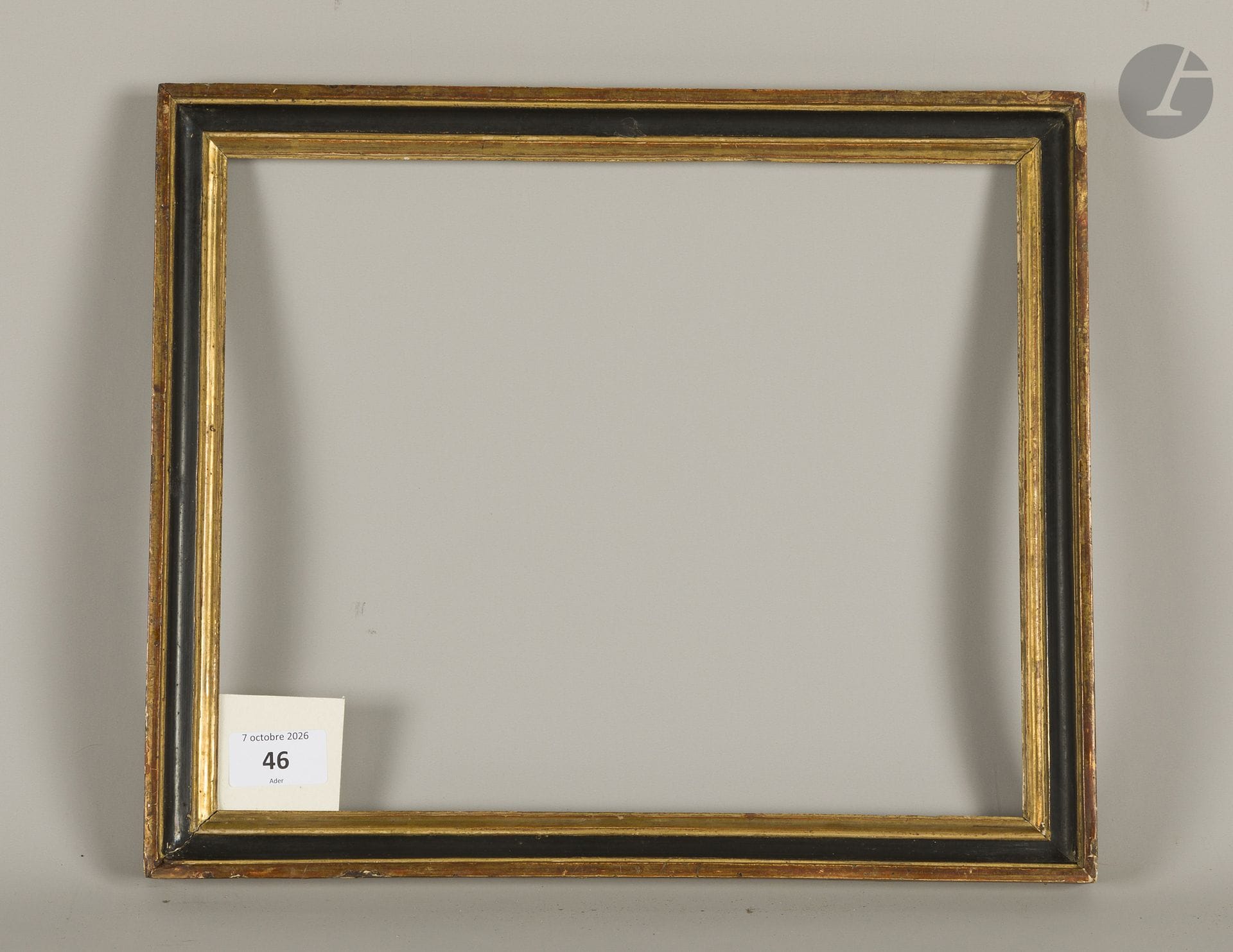 Baguette en bois mouluré noir et or. Époque Louis XVI (accidents). 25,9 x 31,5 cm - Profil : 2,7 cm
Dimensions en fond de feuillures  :  x  cm