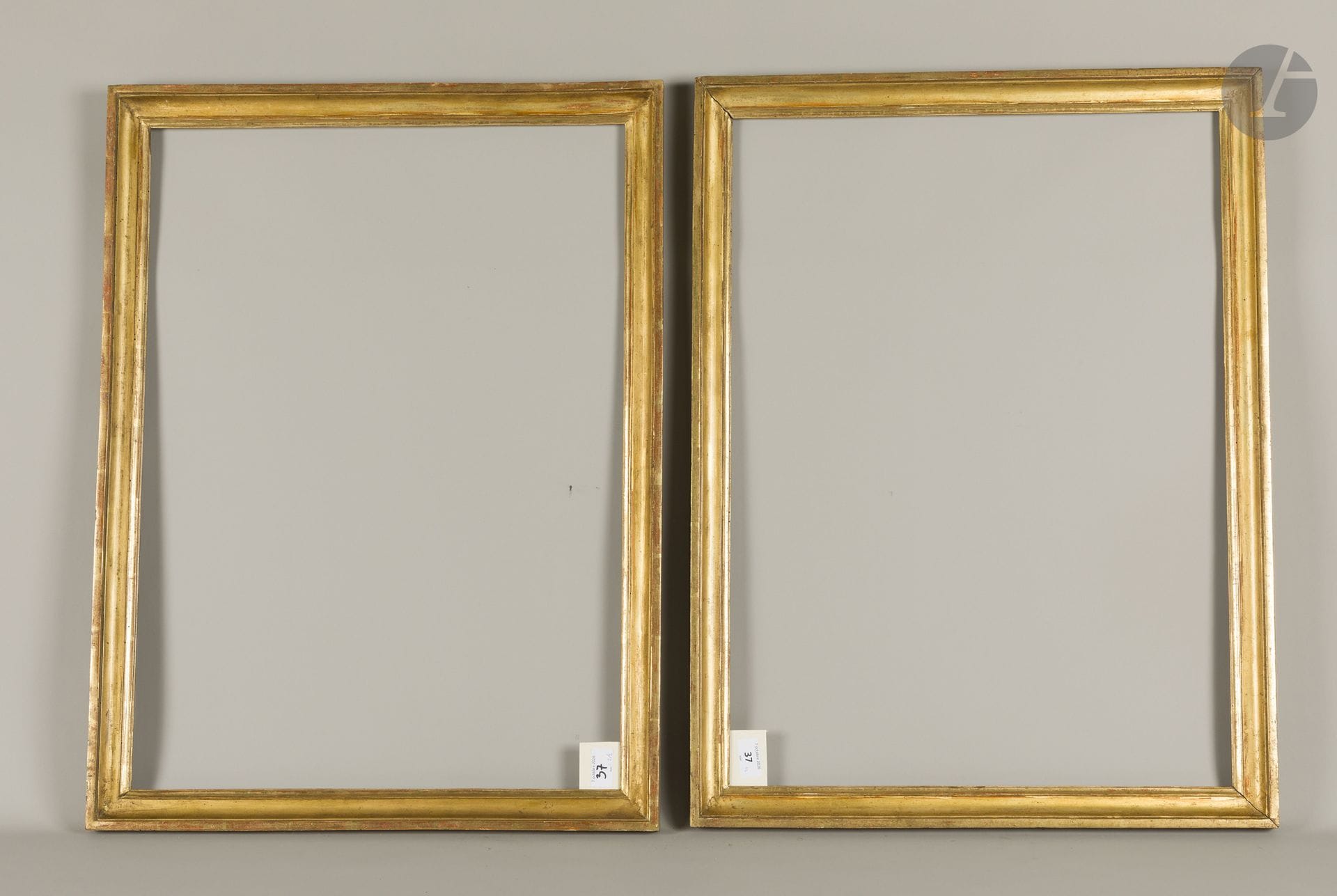 Pair of molded and gilded wooden frames. Late 18th century (signs of wear). 49 x 67.7 cm - Profile : 4.2 cm
Dimensions at the bottom of the rebates: 50.9 x 69.8 cm