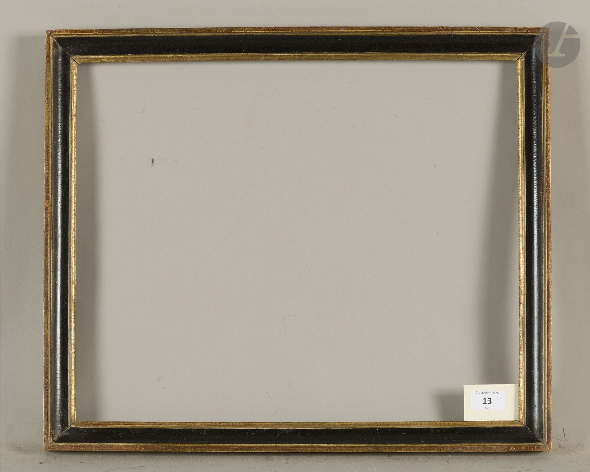 Black and gold molded wooden frame. Late 18th century. 40.8 x 49.9 cm - Profile : 3.7 cm  
Dimensions at the bottom of the rebates : 42.3 x 51.5 cm
