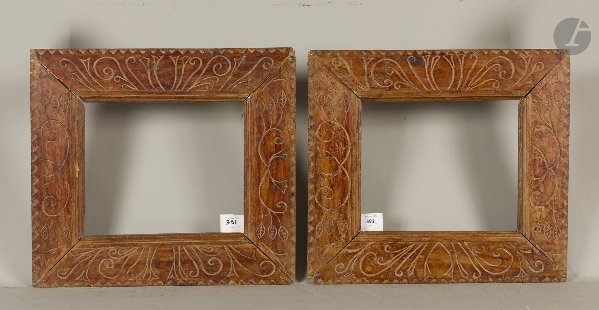 Paire de cadres en bois sculpté à décor en creux de rinceaux et feuilles. Art populaire XIXe siècle (piqures). 25 x 30 cm - Profil : 9,8 cm  
Dimensions en fond de feuillures  : 28,3 x 33,4 cm