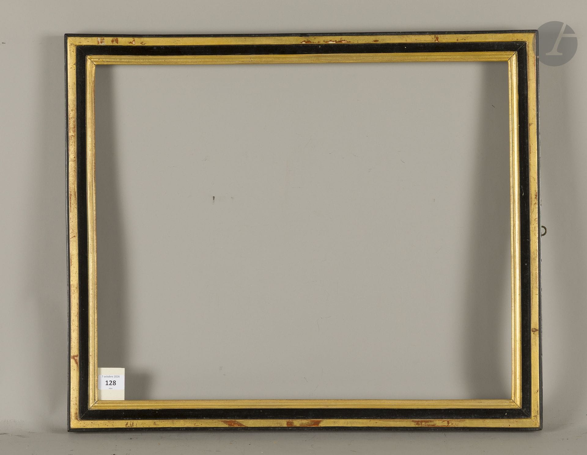 Baguette en bois mouluré noir et or. Fin du XVIIIe siècle (usures et petits accidents). 48,8 x 60,8 cm - Profil : 5,3 cm (12F) 
Dimensions en fond de feuillures  : 50,8 x 63 cm