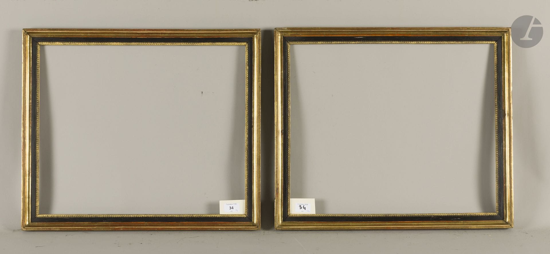 Paire de gorges en bois mouluré et stuc noir et or à décor de rais-de-cœur à la vue. Fin du XVIIIe siècle (accidents et restaurations). 41,5 x 50,5 cm et 41,8 x 50,7 cm - Profil : 3,8 cm  
Dimensions en fond de feuillures respectivement : 42,9 x 52,1 cm et 43,6 x 52,4 cm