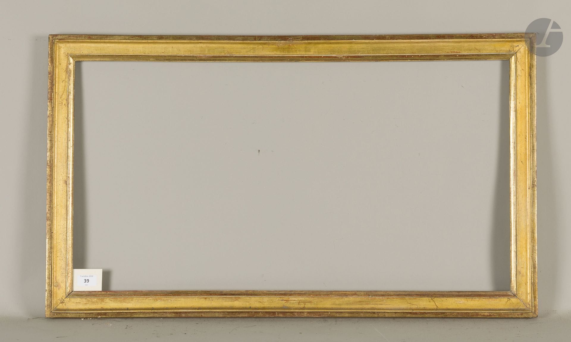 Molded and gilded wooden frame. Louis XVI period. 46.2 x 87.2 cm - Profile : 5.2 cm  
Dimensions at the bottom of the rebates : 48.5 x 89.5 cm