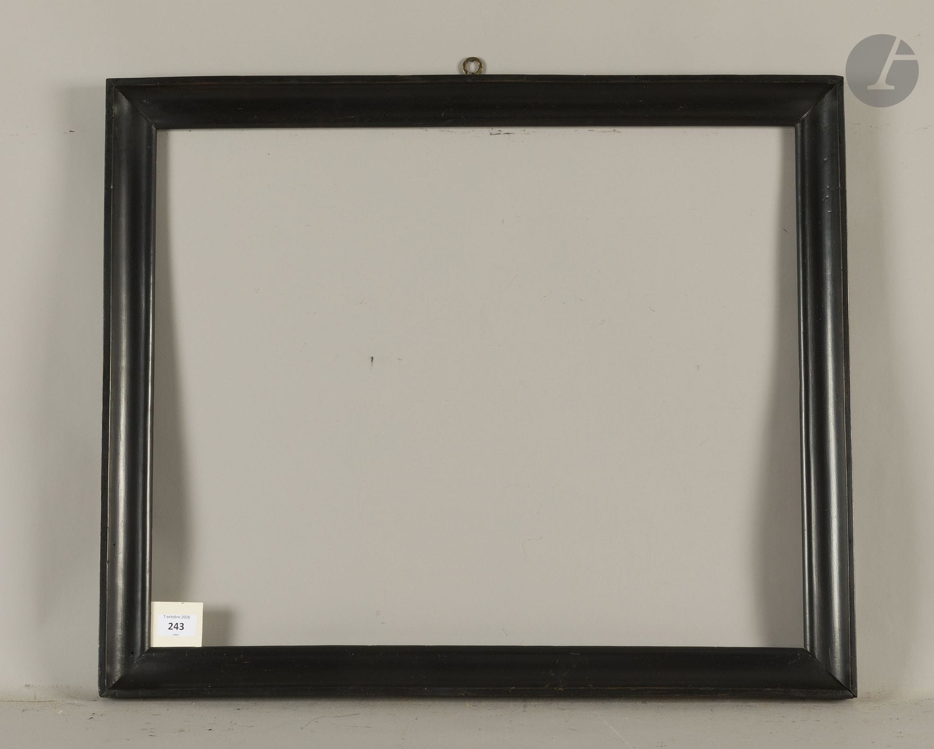 Molded and blackened wooden frame. Italy, 19th century. 51.5 × 63.7 cm - Profile: 4.9 cm  
Dimensions at the bottom of the rebates: 53.1 x 65.4 cm