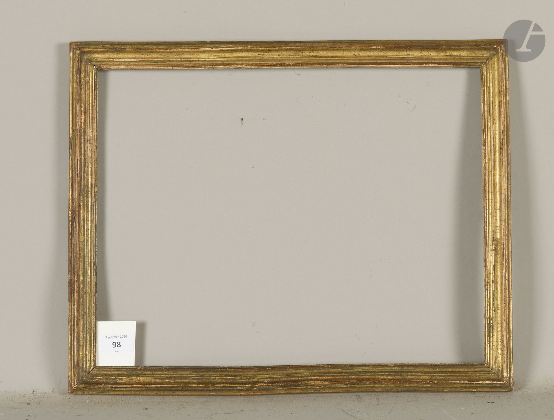 Baguette en bois mouluré et doré. Époque Louis XV. 36 x 46,7 cm - Profil : 3,2 cm  
Dimensions en fond de feuillures  : 37,7 x 48,4 cm