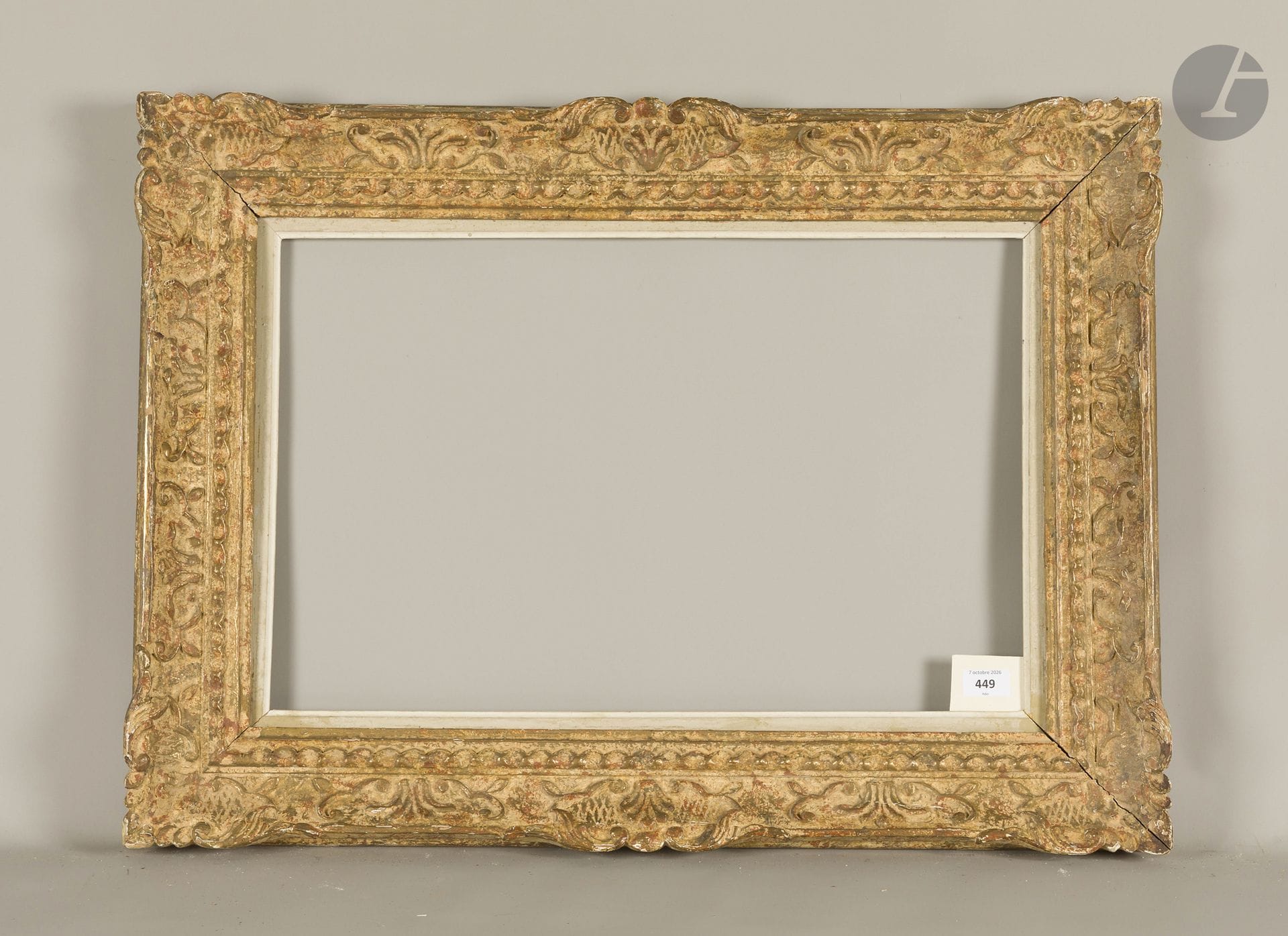 Cadre Montparnasse en bois sculpté, peint et patiné. Circa 1950. 38,2 x 60 cm - Profil : 11 cm    
Dimensions en fond de feuillures  : 39,6 x 61,5 cm