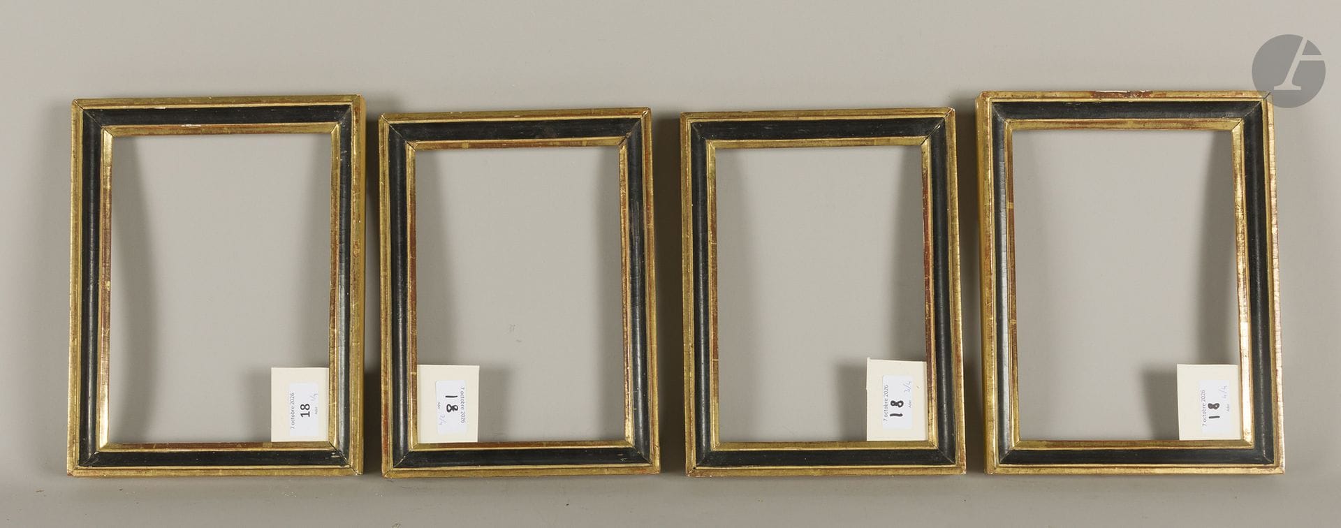 Deux paires de gorges en bois mouluré noir et or. Fin du XVIIIe siècle (petits accidents). 16 x 22,4 cm et 15,6 x 22,2 cm et 14,8 x 21,1 cm - Profil : 2,3 cm  
Dimensions en fond de feuillures respectivement : 17,2 x 23,7 cm et 17,2 x 23,8 cm