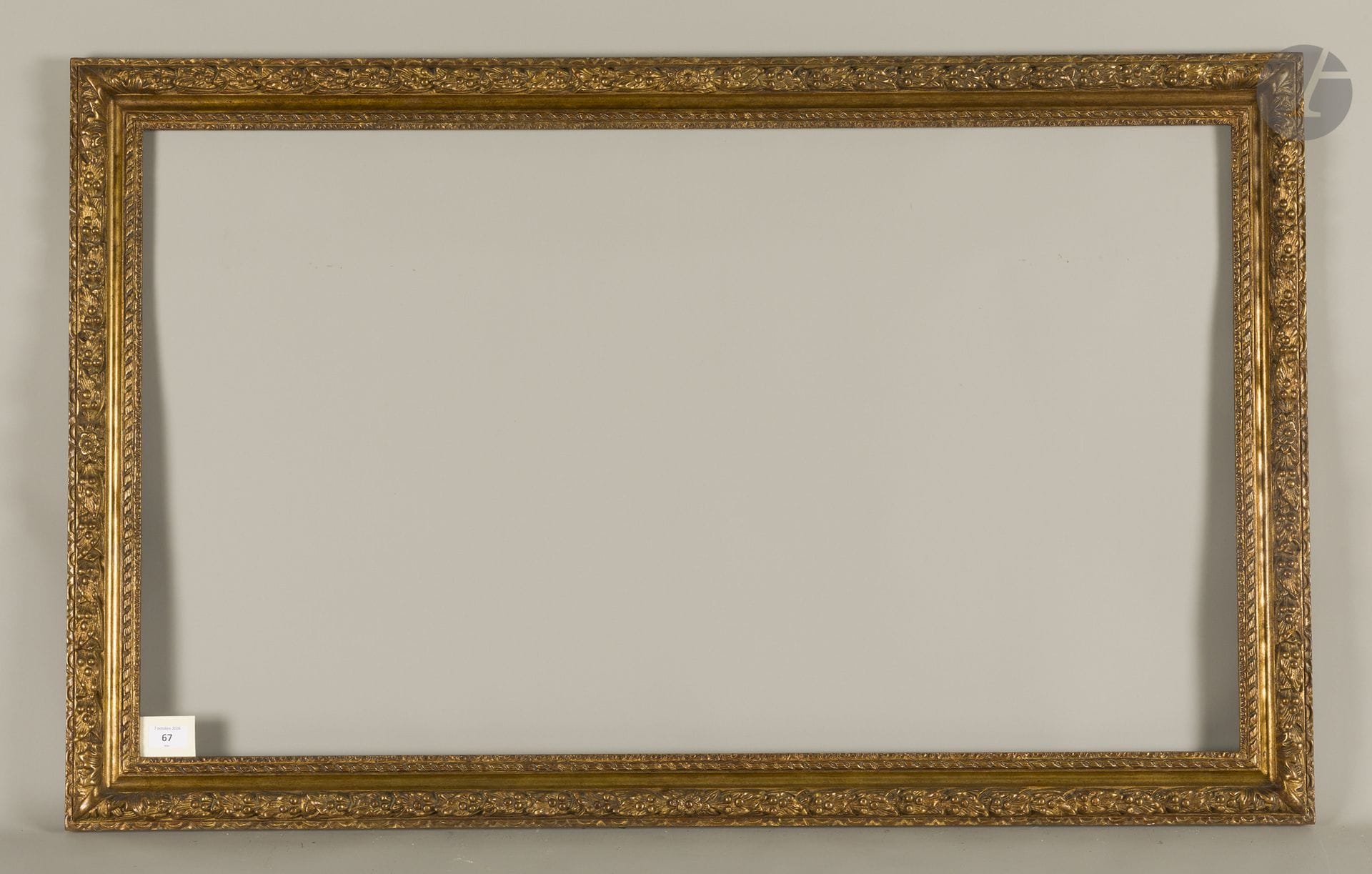 Louis XIII-style frame made of molded wood and gilded resin. 20th century. 62.6 x 109.2 cm - Profile : 7.2 cm
Dimensions at the bottom of the rebates: 64.8 x 111.3 cm