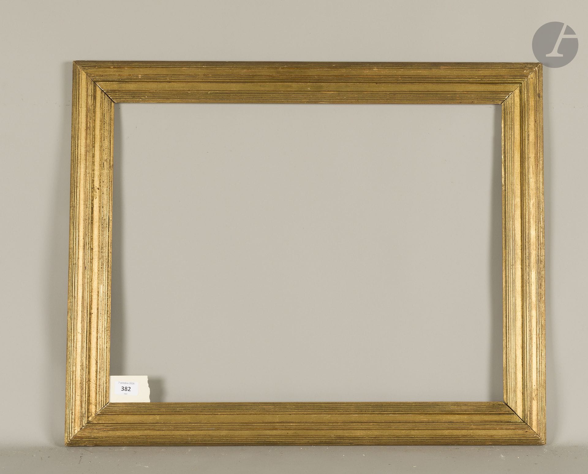 Whistler frame made of molded and gilded wood. Circa 1900. 49 x 63.6 cm - Profile : 7 cm (15P) 
Dimensions at the bottom of the rebates : 50.6 x 65.4 cm