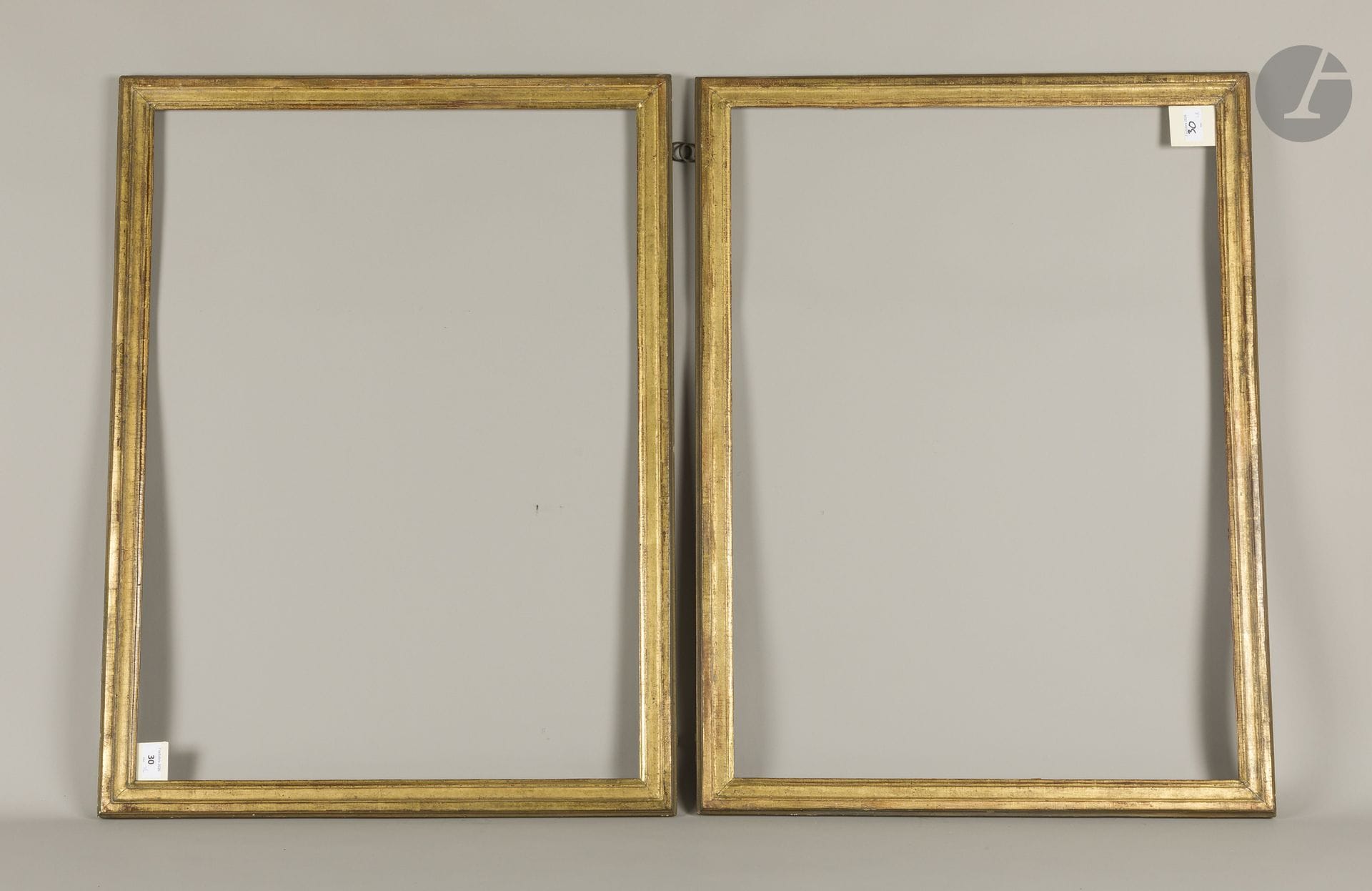 Paire de baguettes en bois mouluré et doré. Époque Louis XVI (petits accidents). 55,2 x 76,5 cm - Profil : 4 cm  
Dimensions en fond de feuillures  :  x  cm