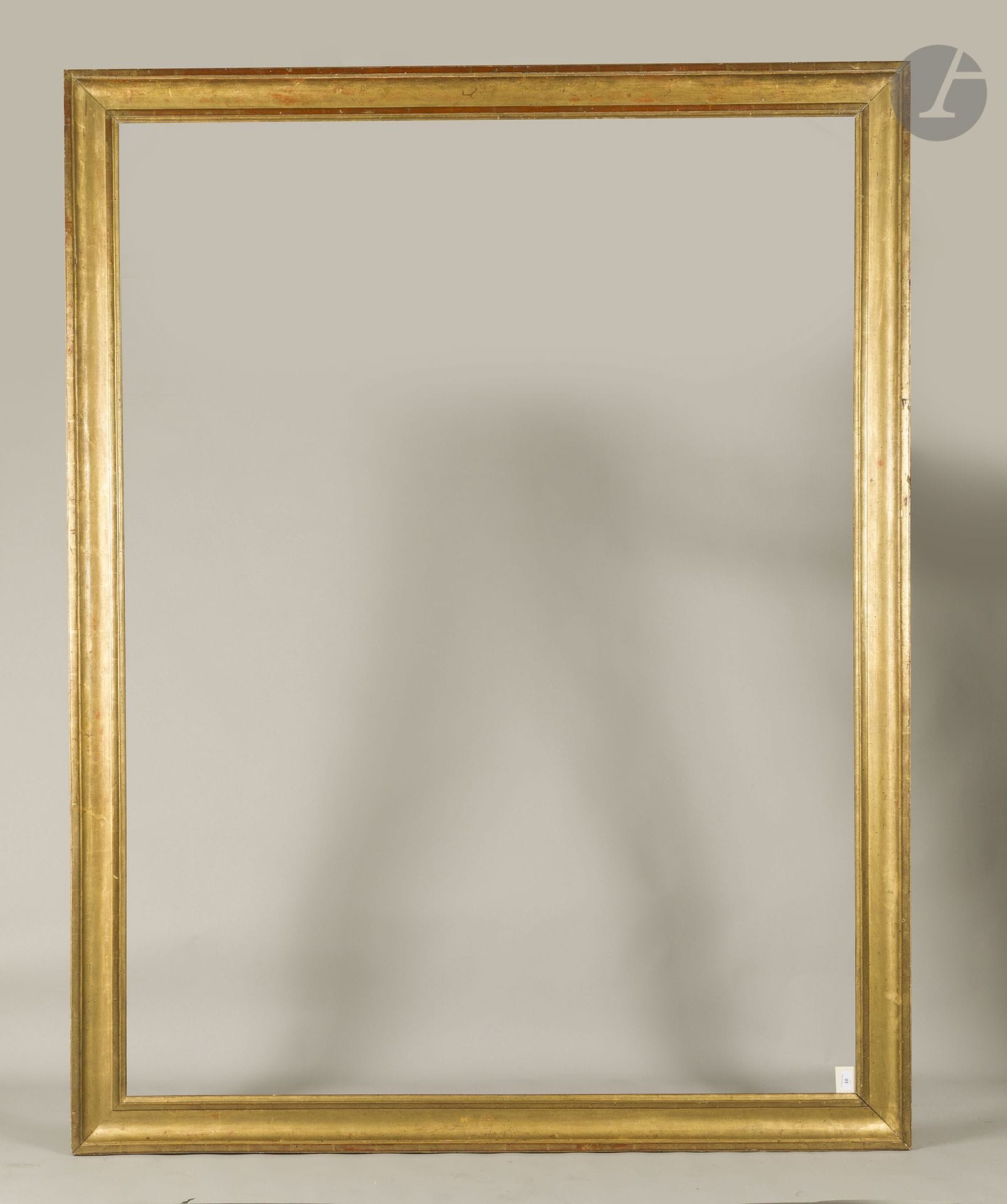Molded and gilded wooden frame. Louis XVI period (pitting and damage). 147.3 × 196.2 cm - Profile: 11 cm  
Dimensions at the bottom of the rebates: 149.2 x 199 cm