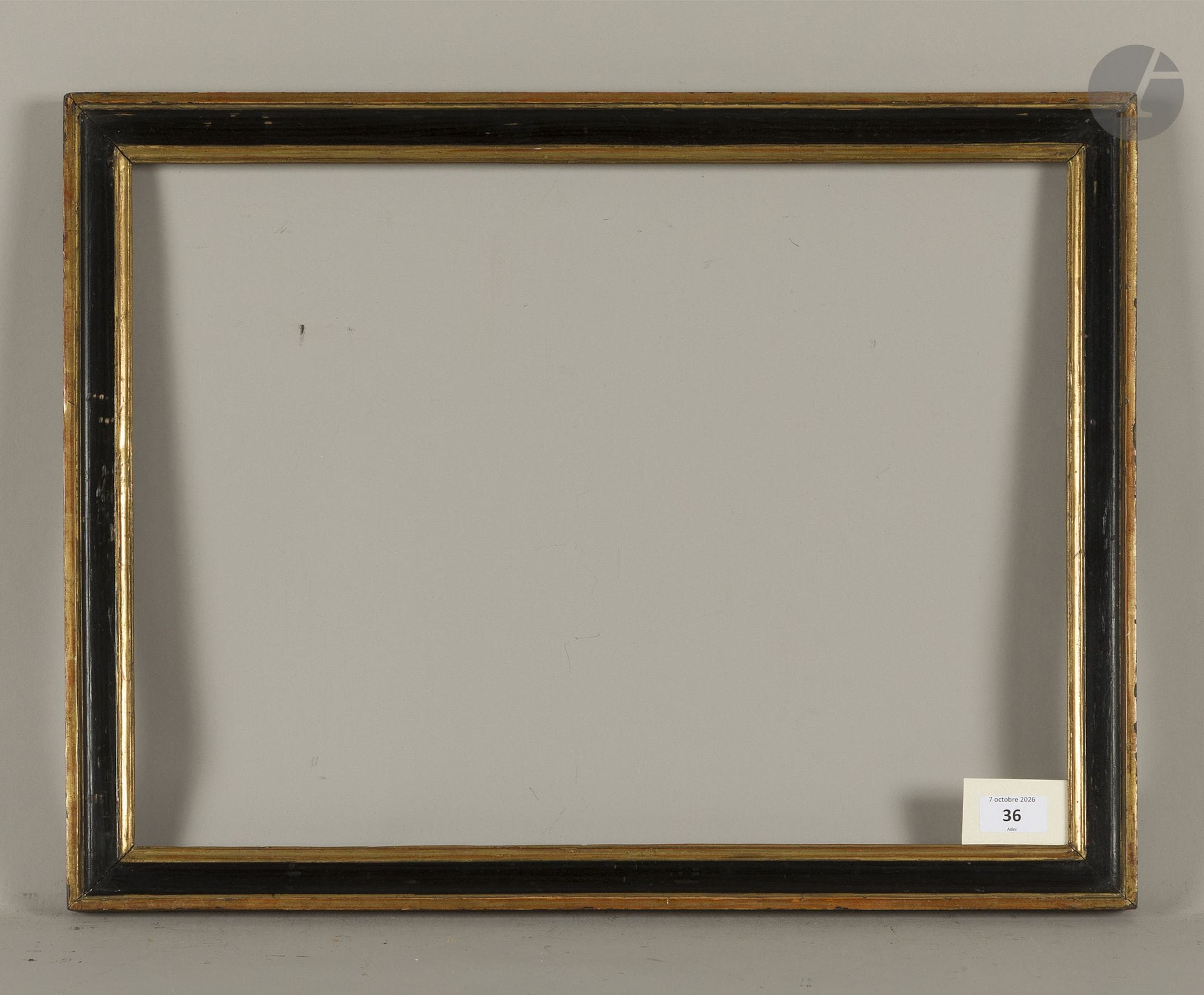 Black and gold molded wooden frame. Late 18th century. 39 x 52.3 cm - Profile: 3.7 cm  
Dimensions at the bottom of the rebates: 40.9 x 54 cm